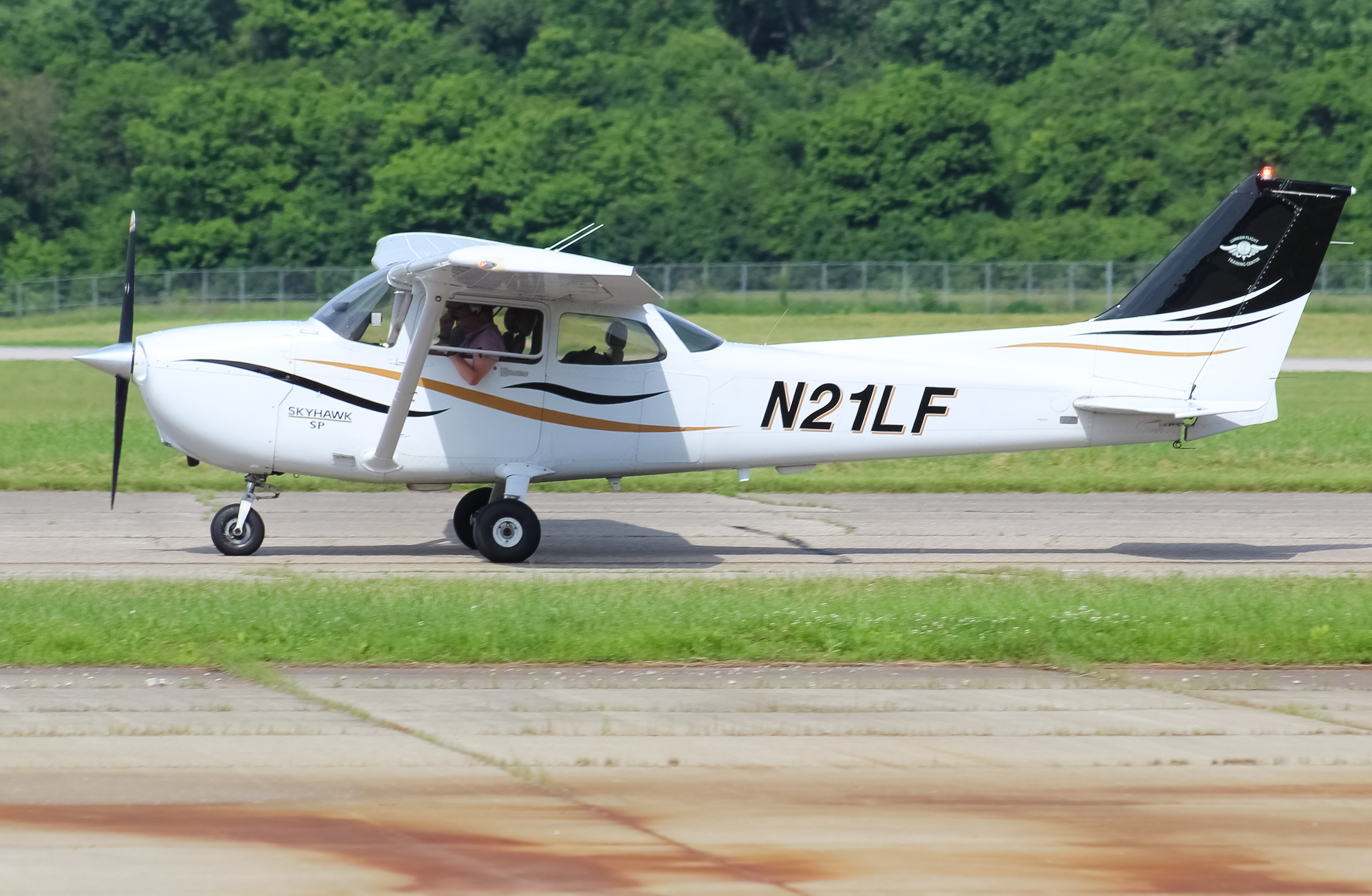 Full size: Lunken Flight Training Center Cessna 172 N21LF at Cincinnati Municipal Airport/Lunken Field