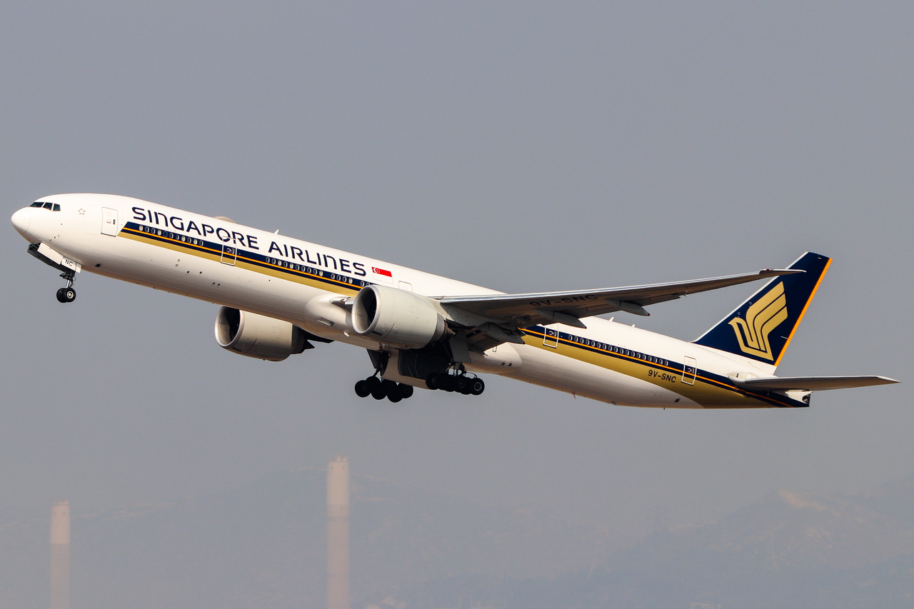 Full size: Singapore Airlines Boeing 777-300ER 9V-SNC at Hong Kong International Airport