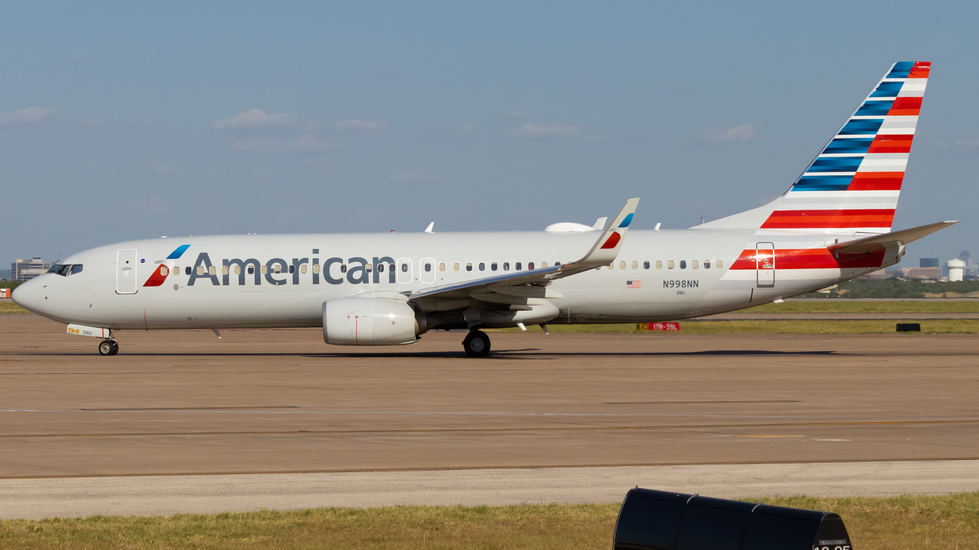 Full size: American Airlines Boeing 737-800 N998NN at Dallas-Fort Worth International Airport