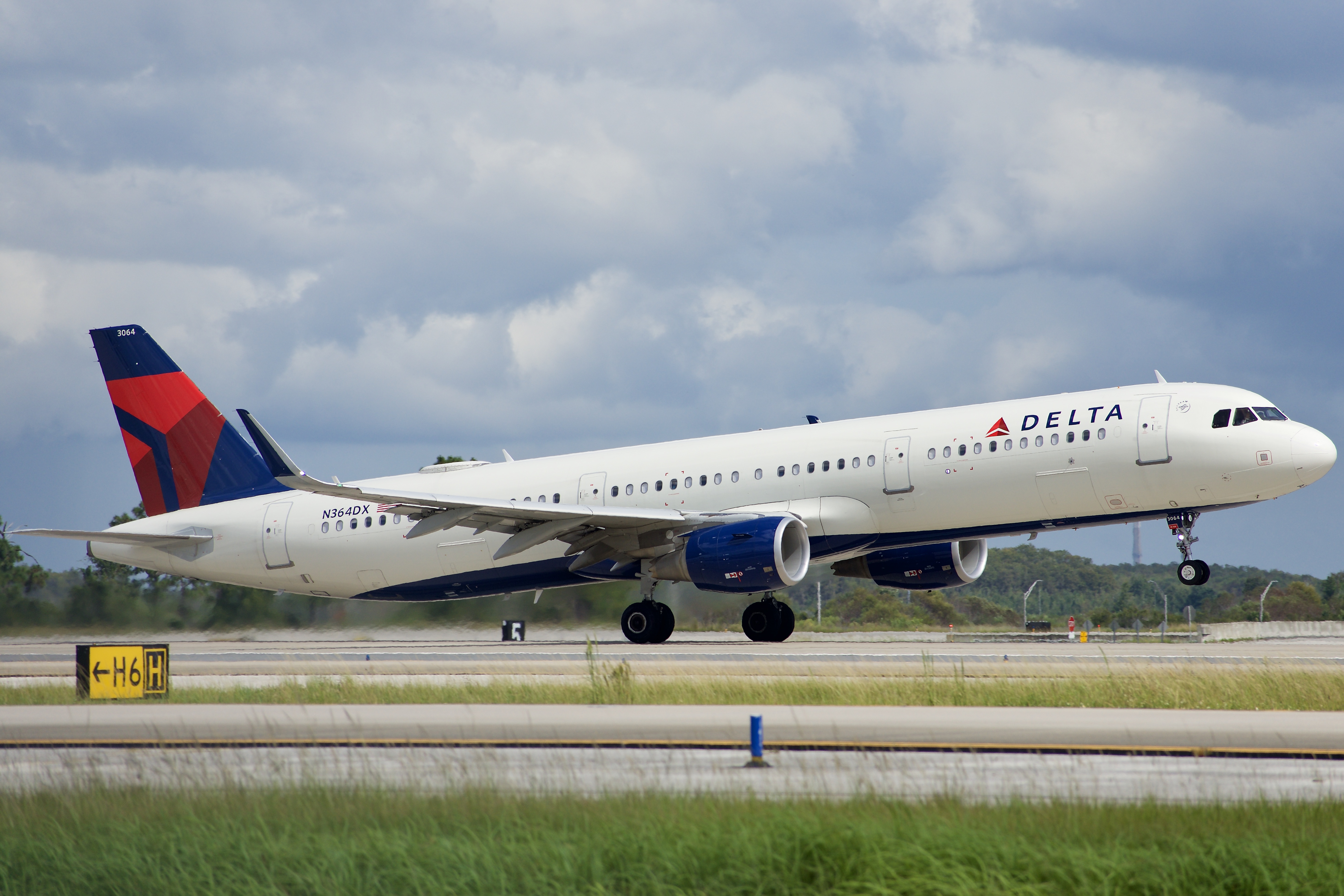 Full size: Delta Airlines Airbus A321-200 N364DX at Orlando International Airport
