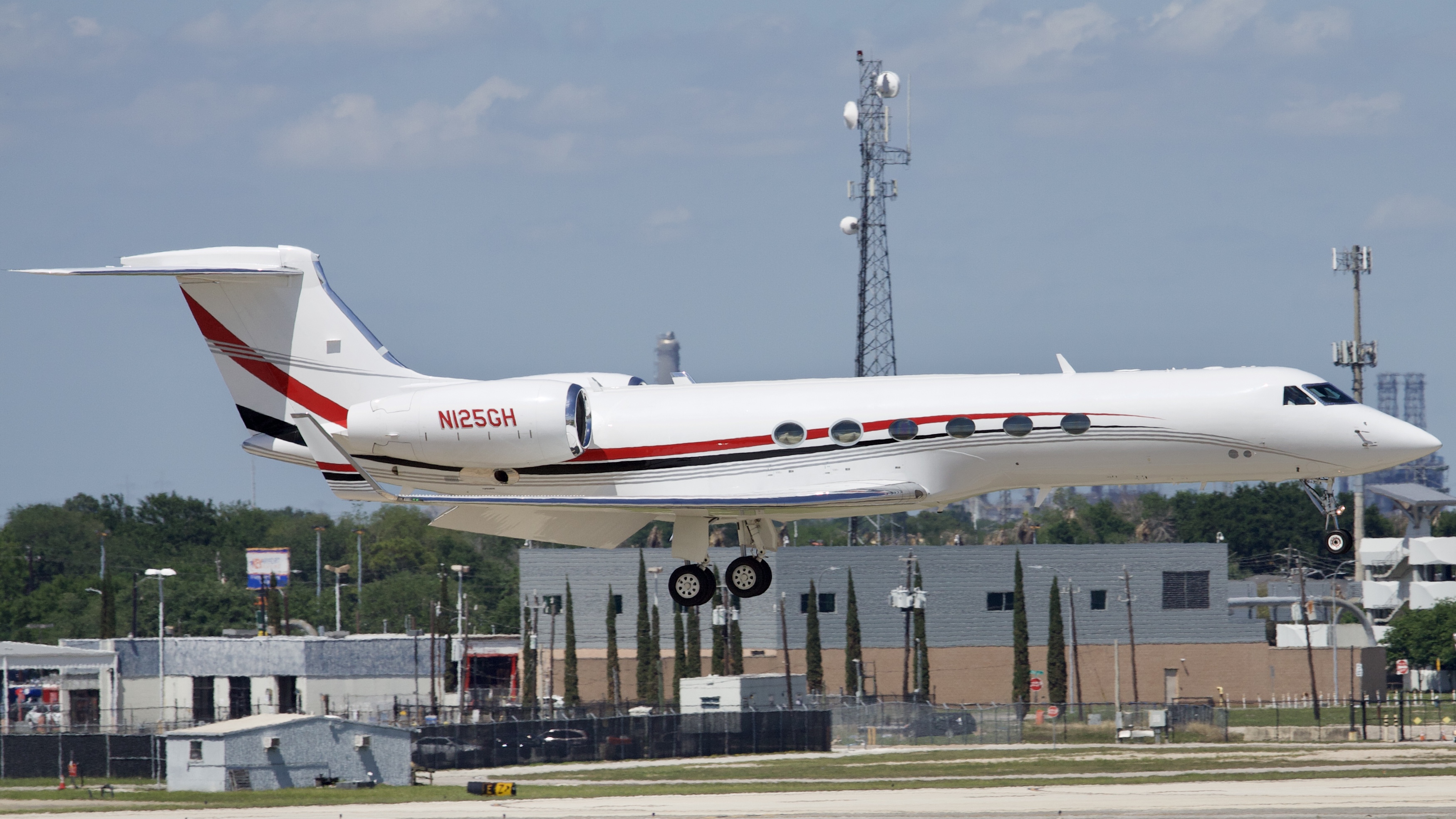 Full size: PRIVATE Gulfstream V N125GH at William P Hobby Airport