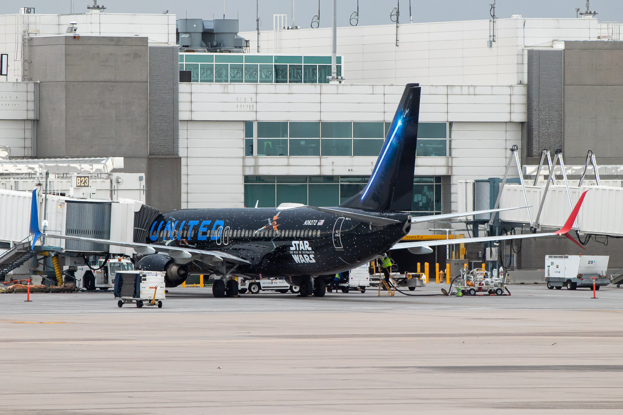 Full size: United Airlines Boeing 737-800 N36272 at Denver International Airport