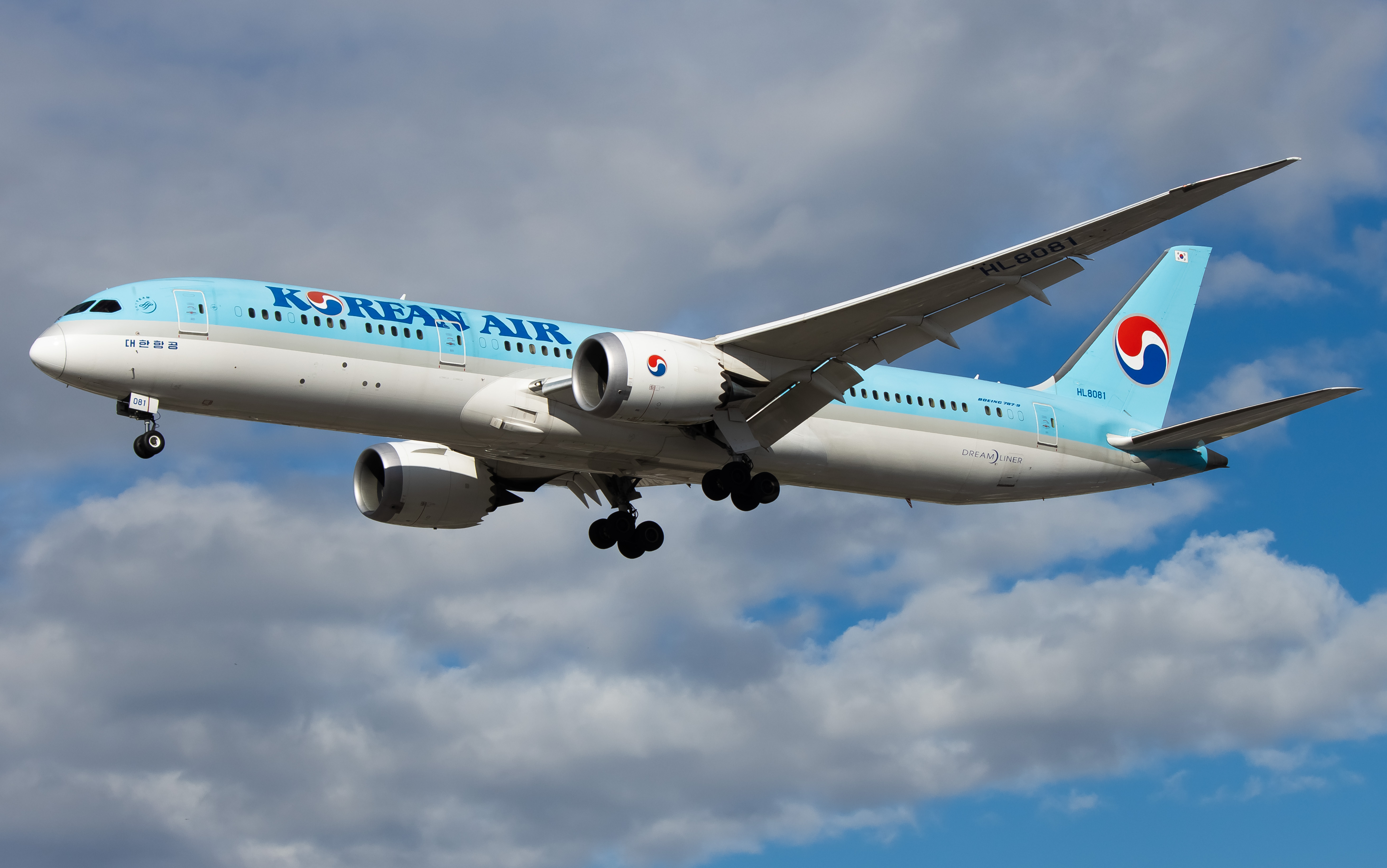 Full size: Korean Air Boeing 787-9 HL8081 at Los Angeles International Airport