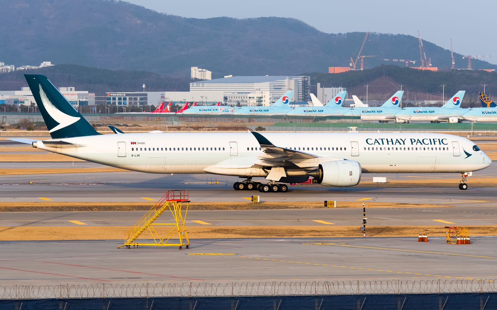 Full size: Cathay Pacific Airbus A350-1000 B-LXK at Seoul-Incheon International Airport