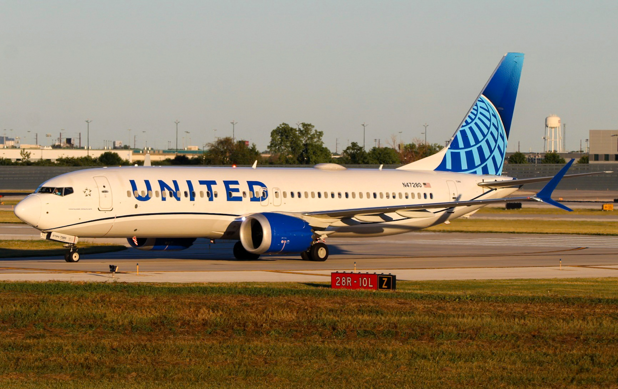 Full size: United Airlines Boeing 737 MAX 8 N47280 at Chicago O'Hare International Airport