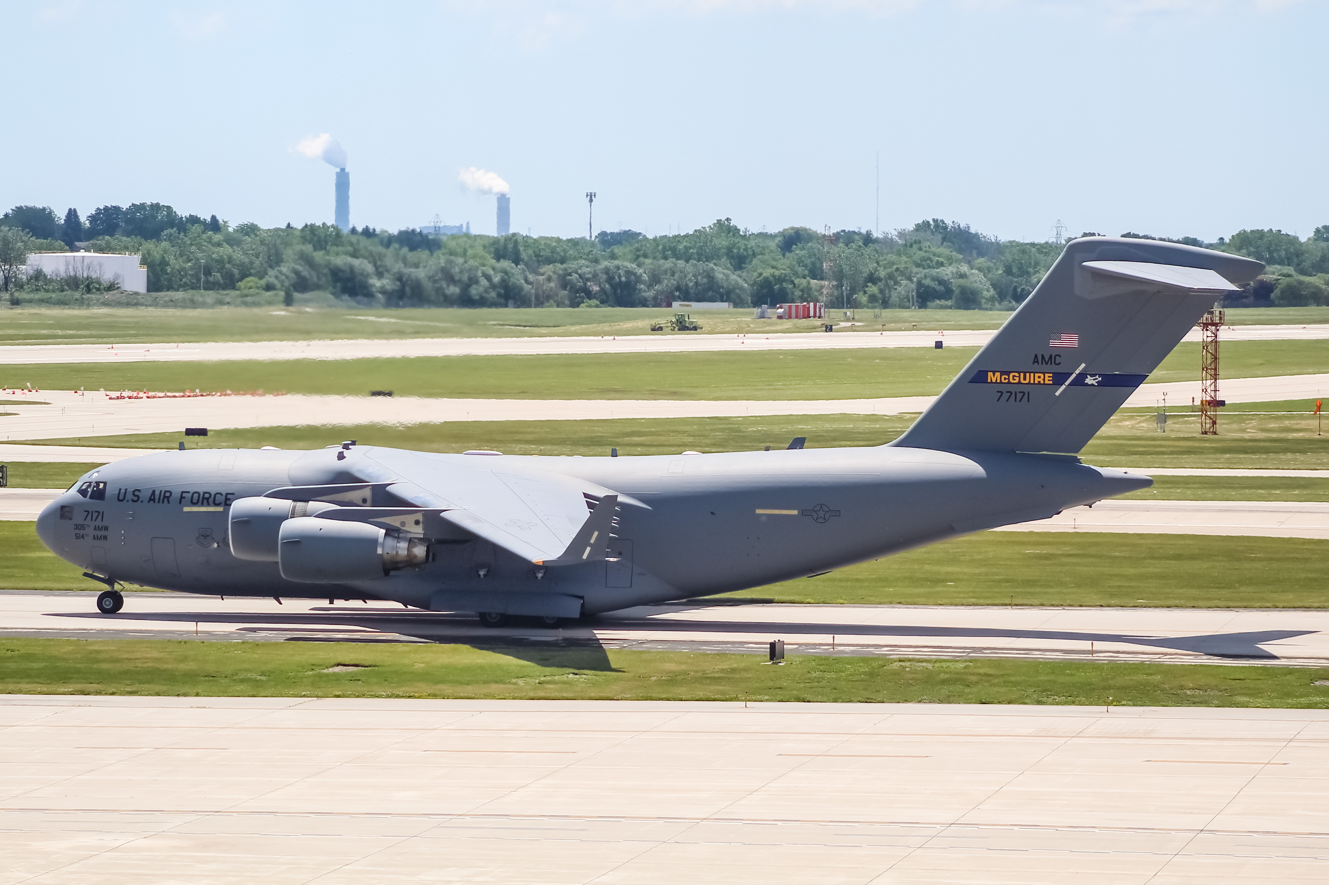 Full size: USAF - United States Air Force Boeing C-17 Globemaster III 07-7171 at General Mitchell International Airport