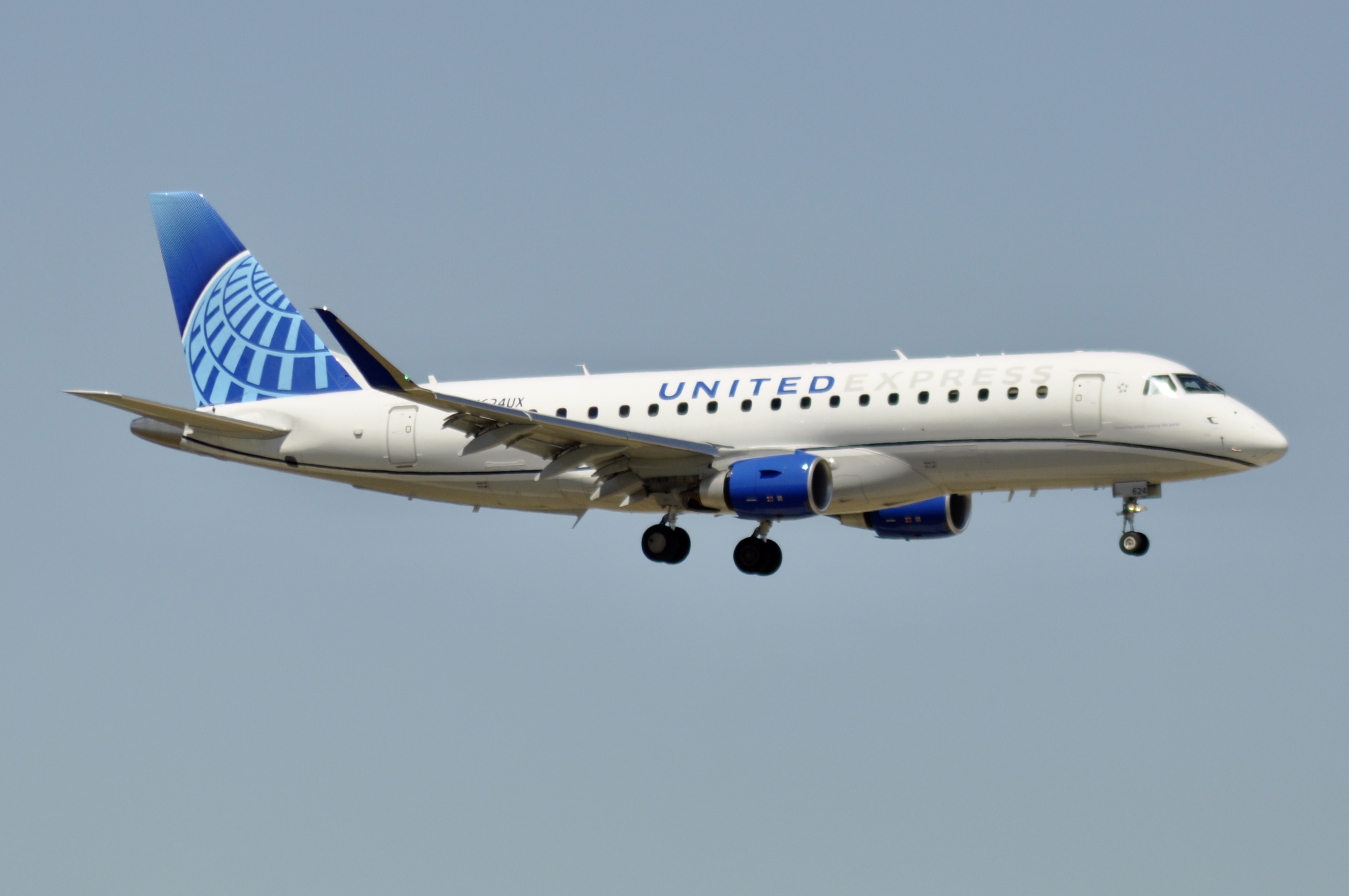 Full size: United Express Embraer E175 N624UX at Chicago O'Hare International Airport