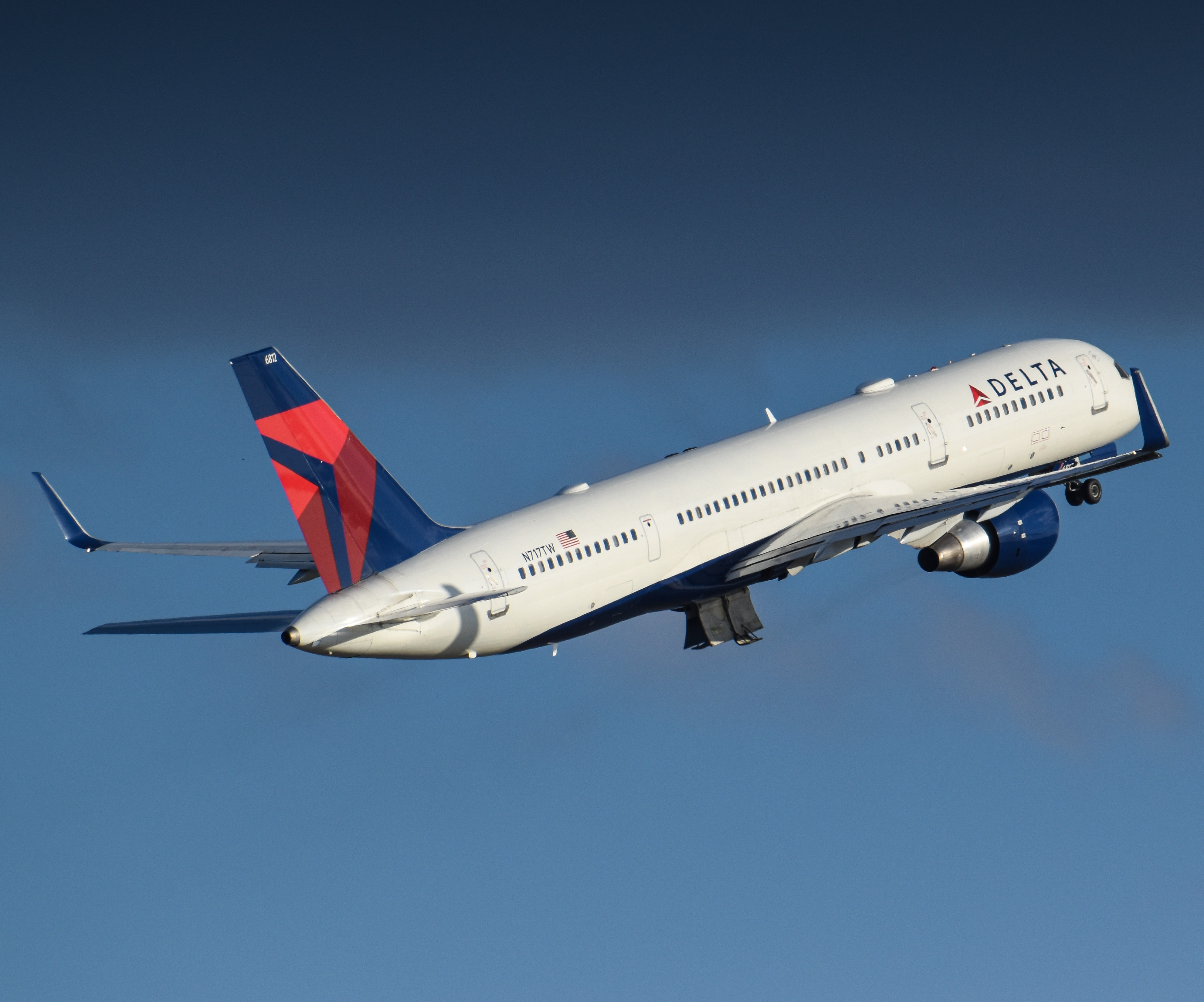 Full size: Delta Airlines Boeing 757-200 N717TW at General Edward Lawrence Logan International Airport