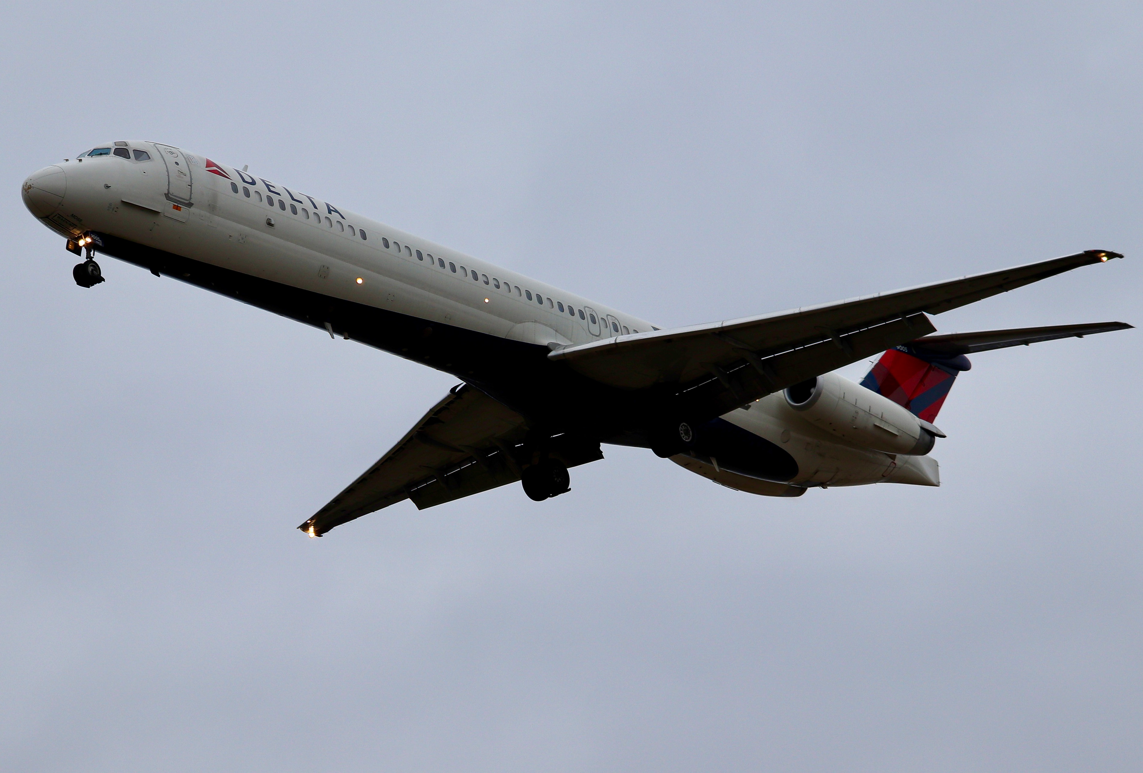 Full size: Delta Airlines McDonnell Douglas MD-80 N905DE  at Cincinnati/Northern Kentucky International Airport