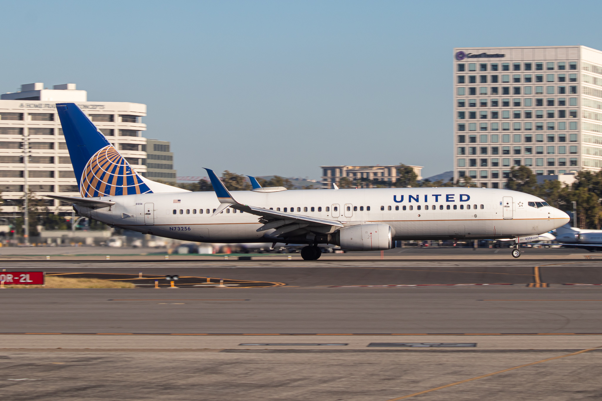 Full size: United Airlines Boeing 737-800 N73256 at John Wayne/Orange County Airport
