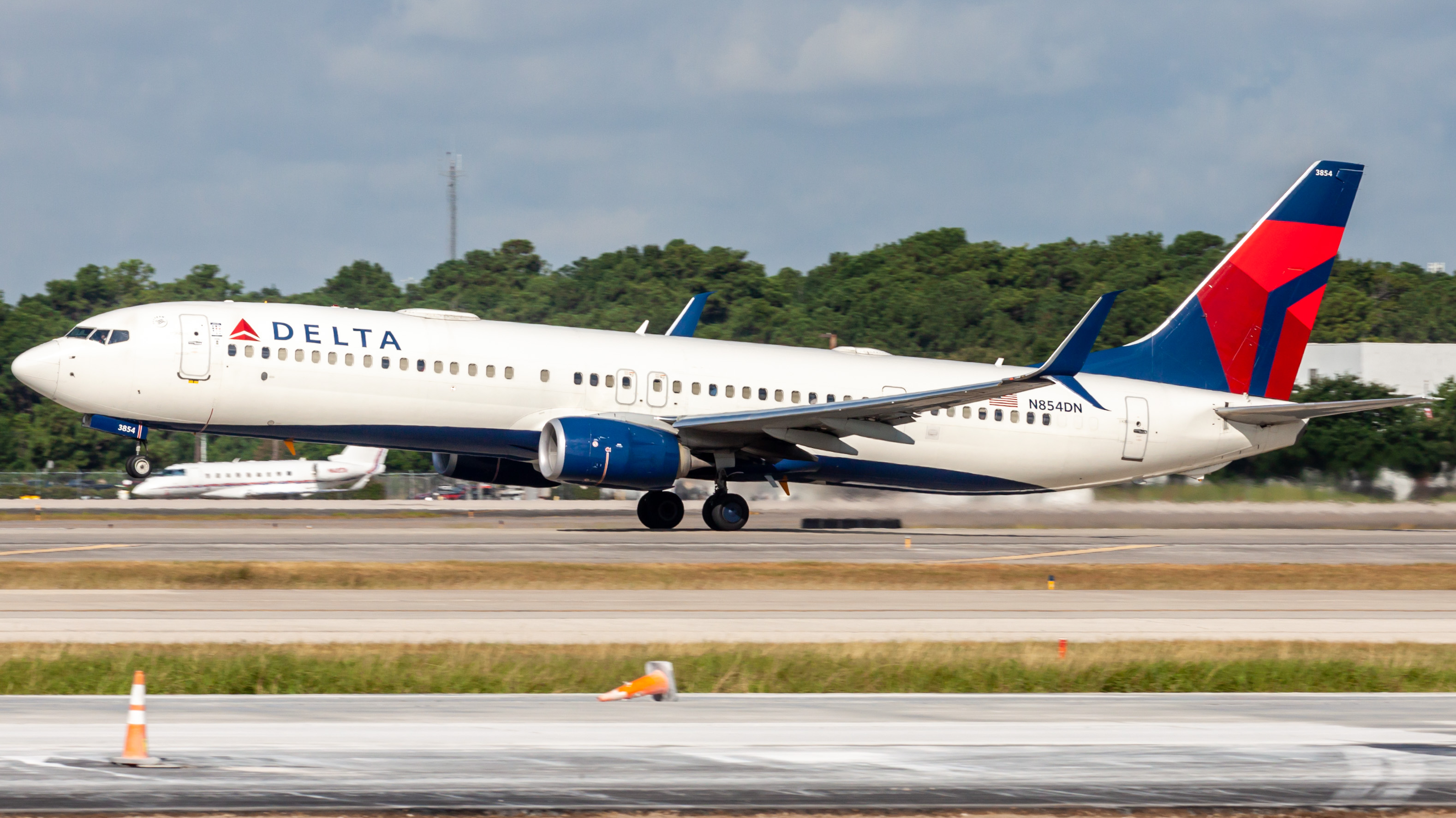 Full size: Delta Airlines Boeing 737-900ER N854DN at Houston-George Bush Intercontinental Airport