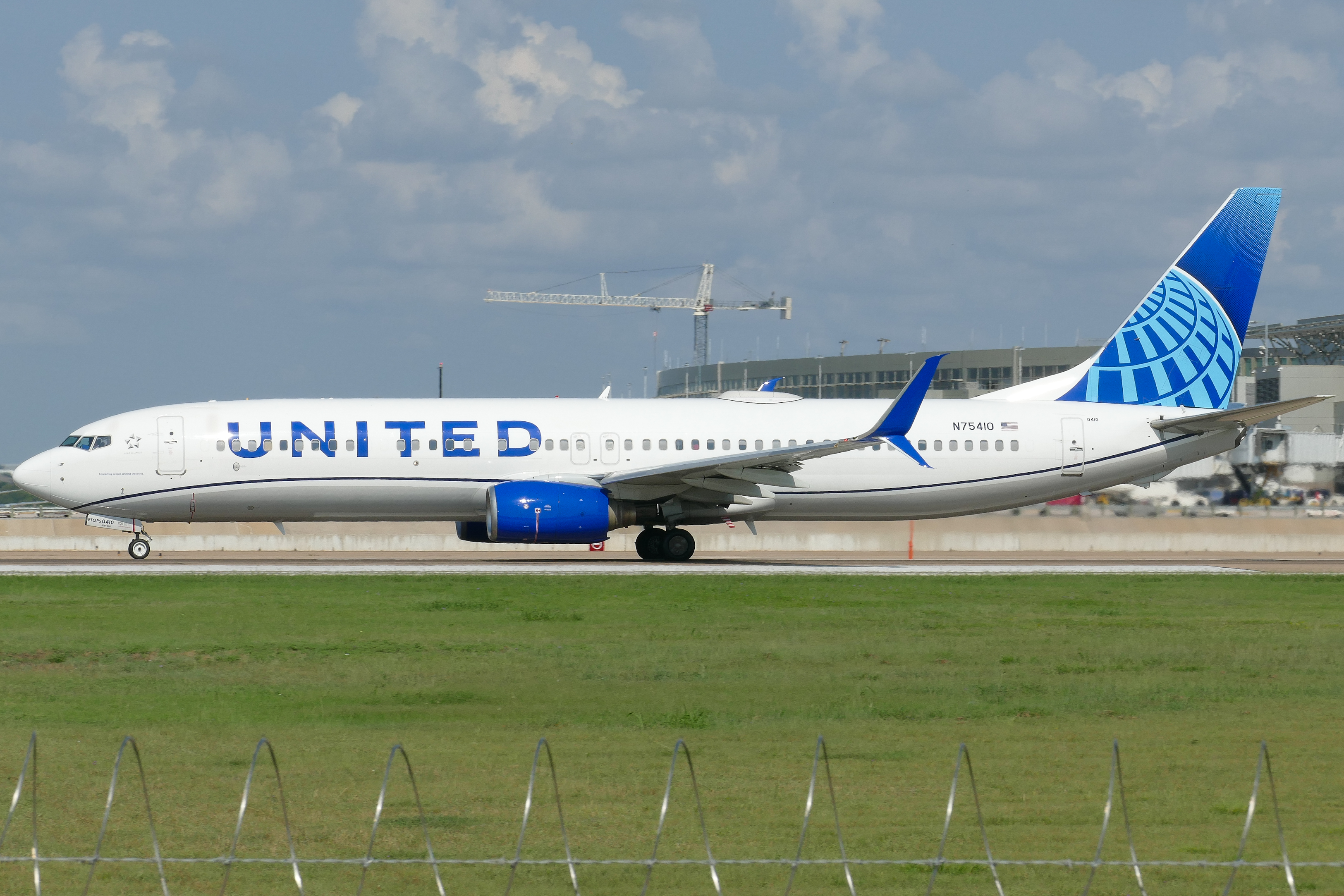 Full size: United Airlines Boeing 737-900 N75410 at Austin-Bergstrom International Airport