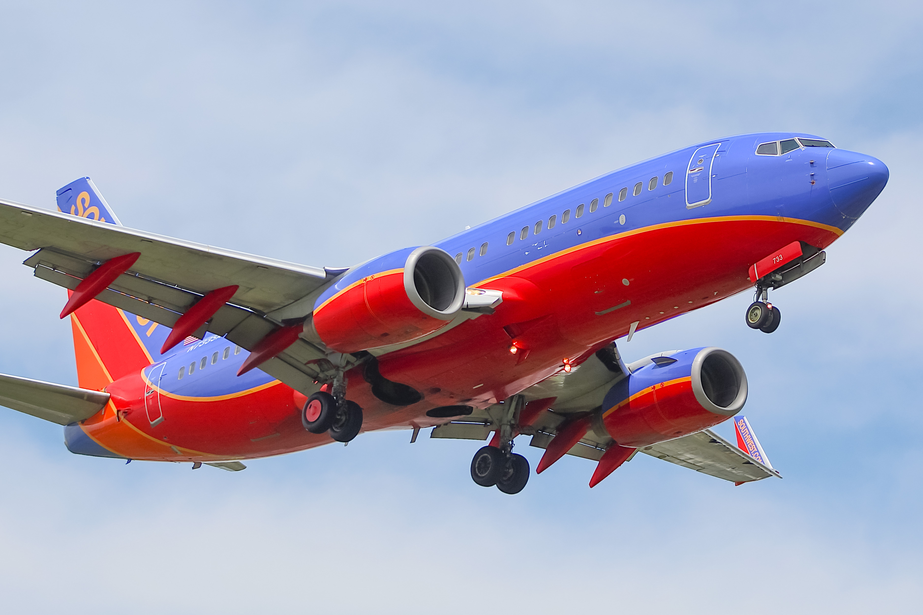 Full size: Southwest Airlines Boeing 737-700 N733SA at General Mitchell International Airport