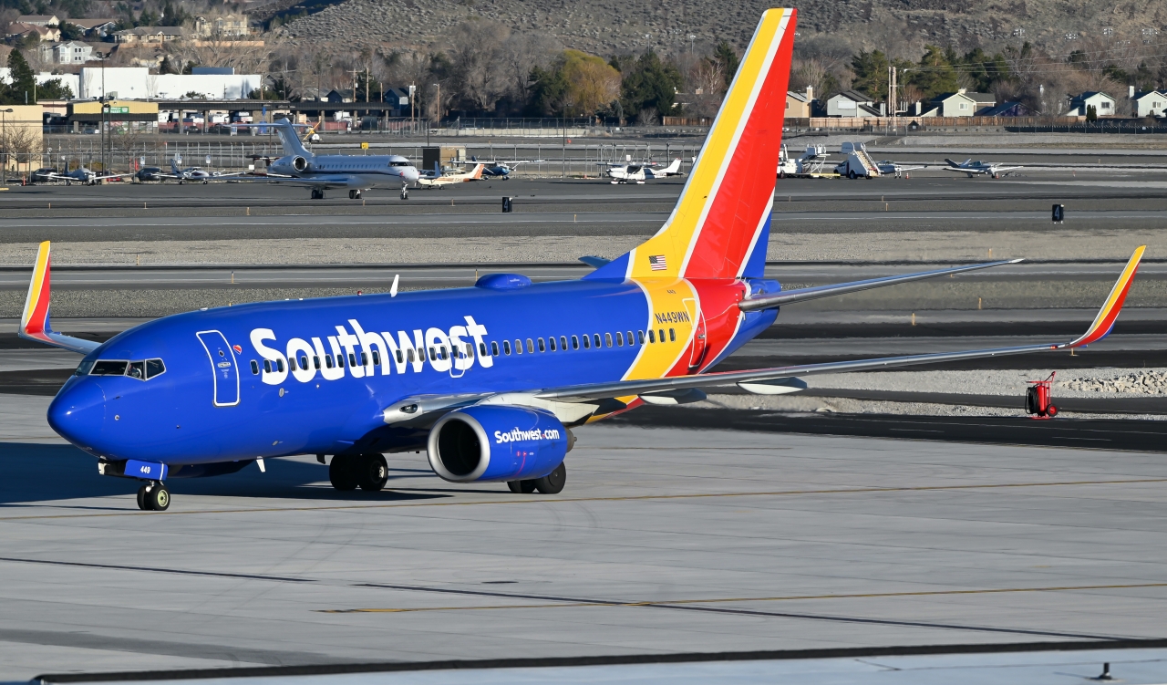 Full size: Southwest Airlines Boeing 737-700 N449WN at Reno/Tahoe International Airport
