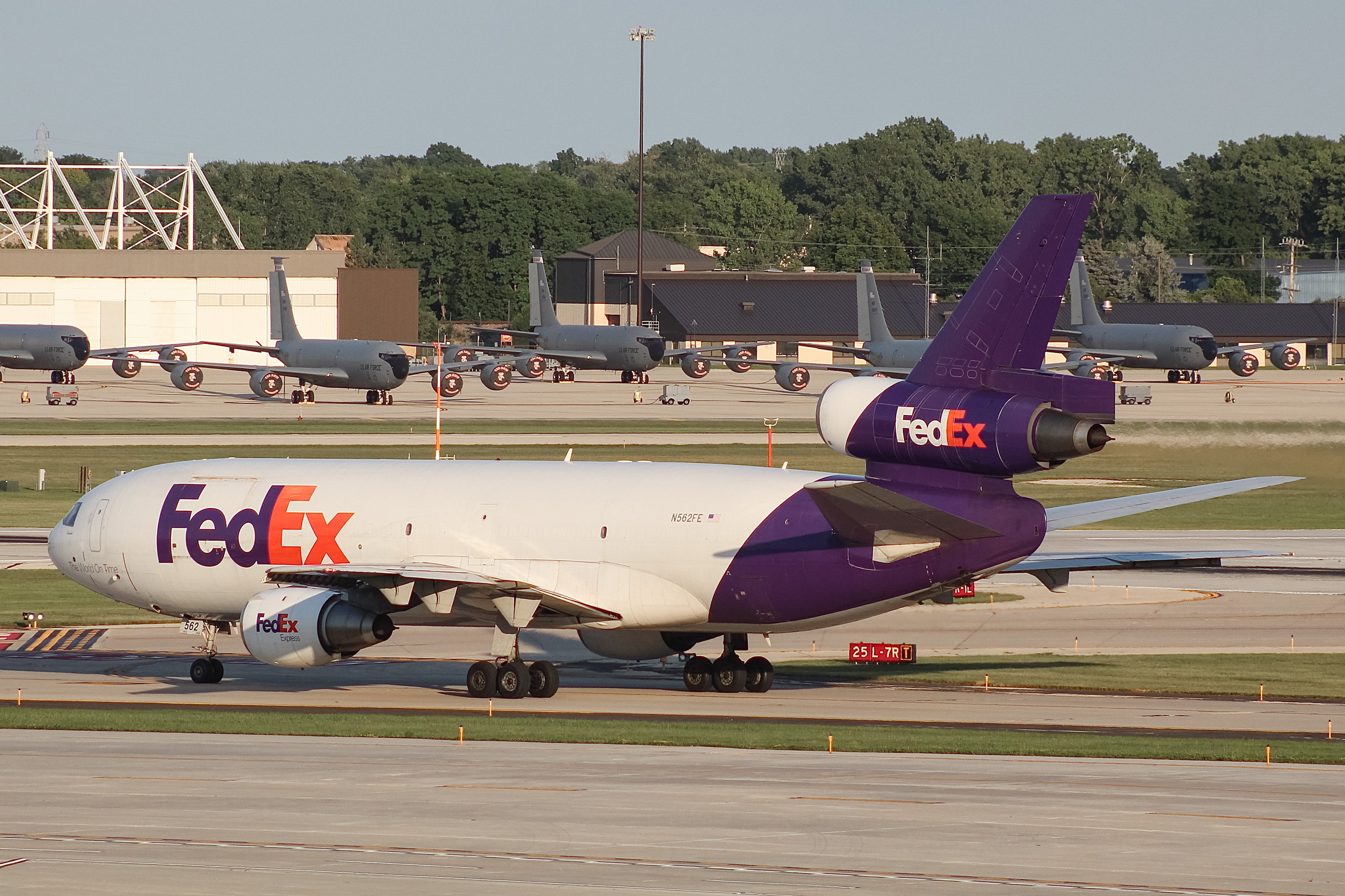 Full size: FedEx McDonnell Douglas MD-10F N562FE at General Mitchell International Airport