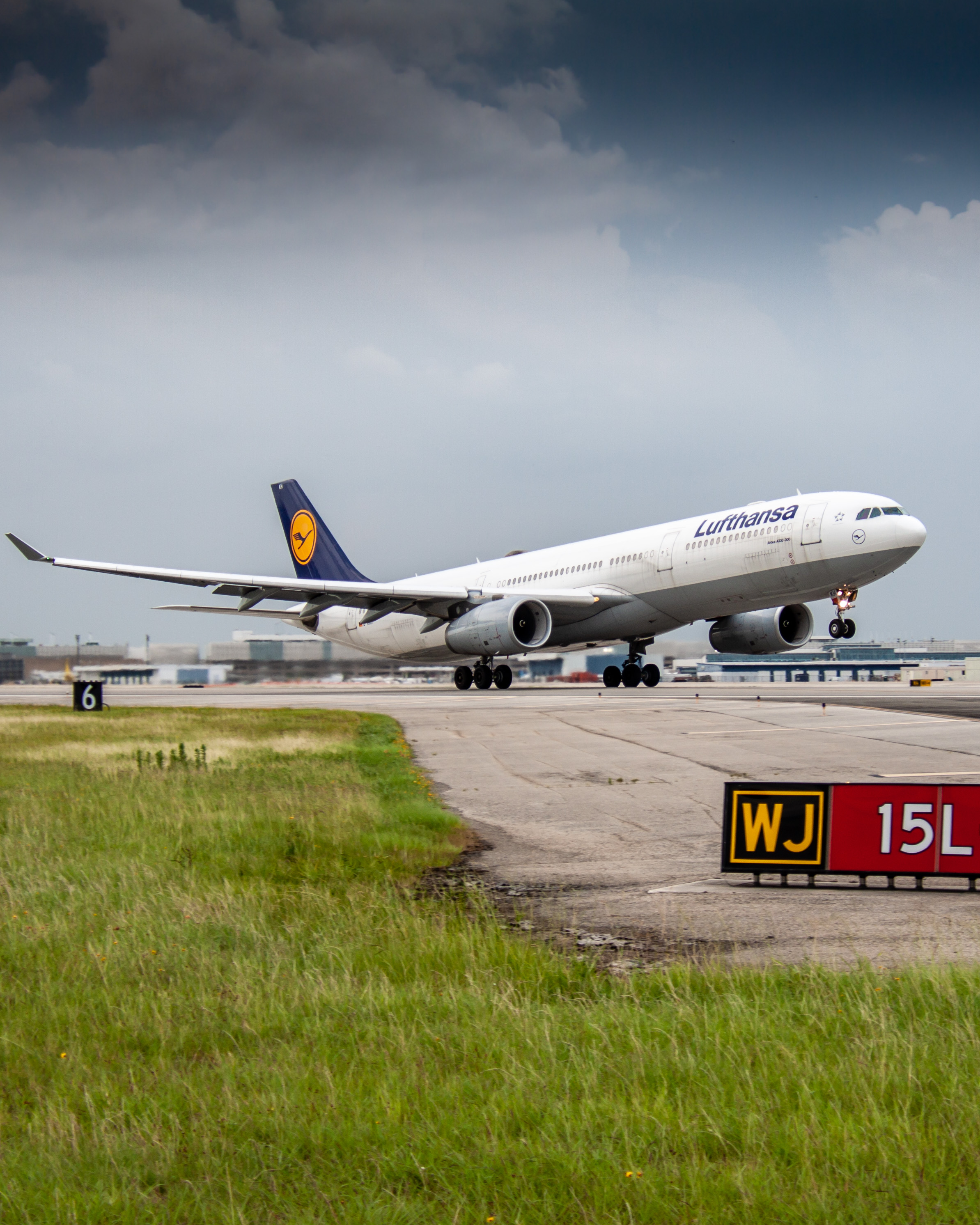 Full size: Lufthansa Airbus A330-300 D-AIKH at Houston-George Bush Intercontinental Airport