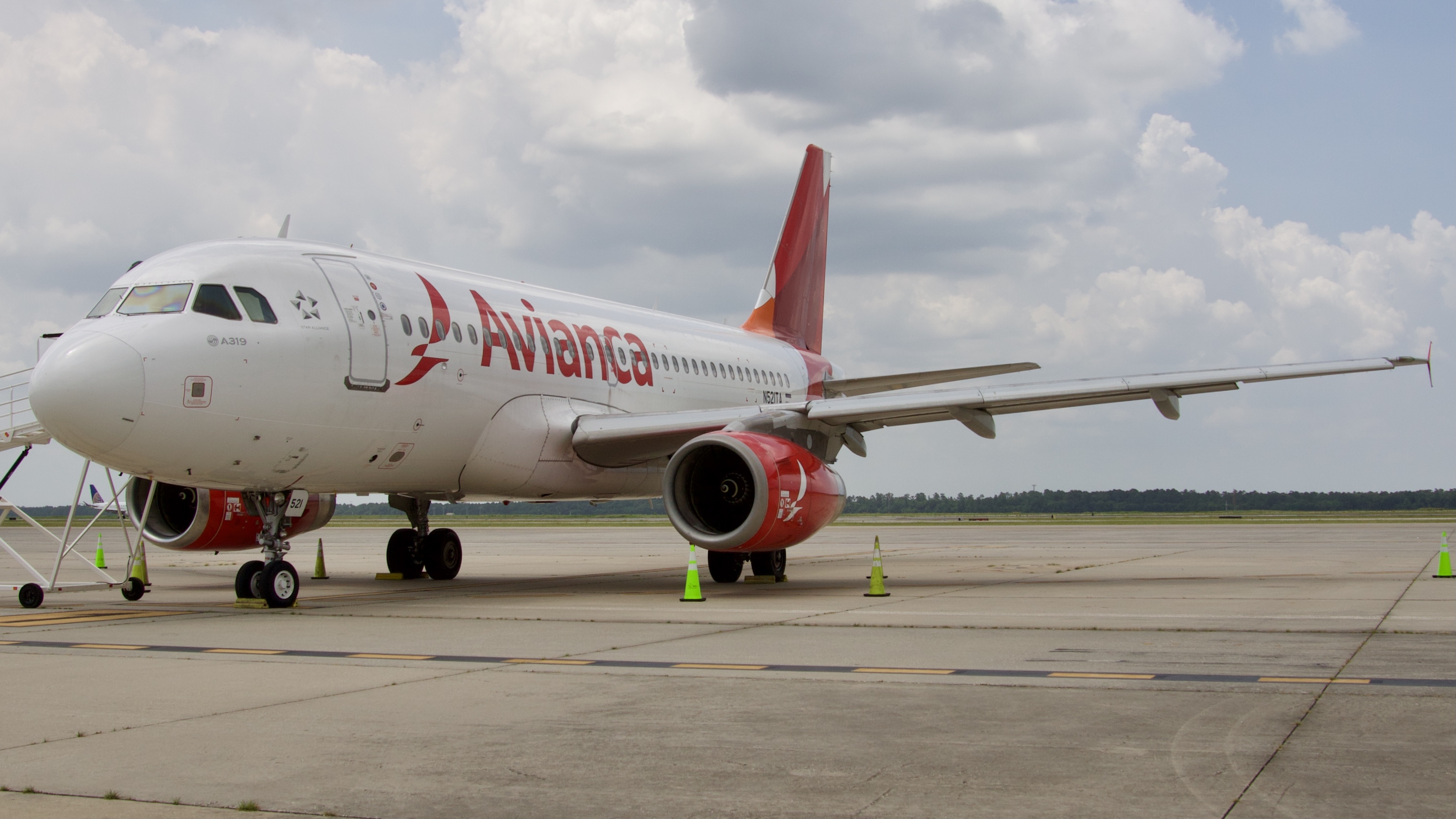 Full size: Avianca Airbus A319 N521TA at Houston-George Bush Intercontinental Airport