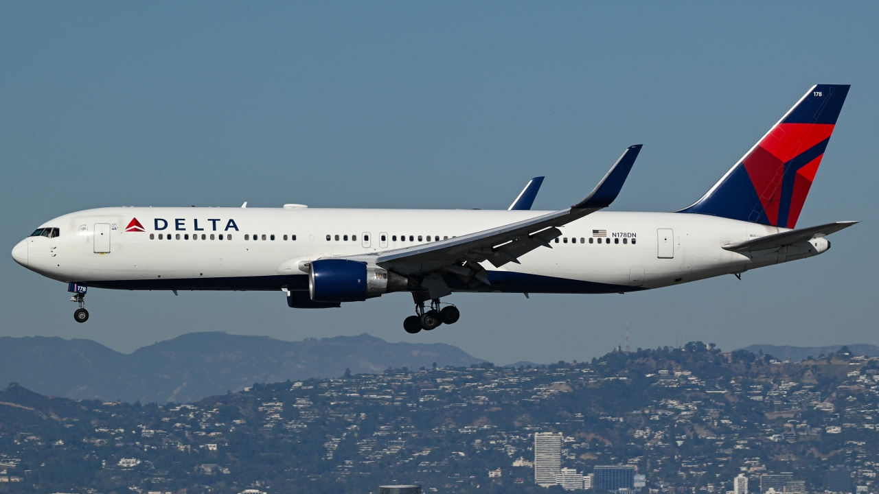 Full size: Delta Airlines Boeing 767-300ER N178DN at Los Angeles International Airport