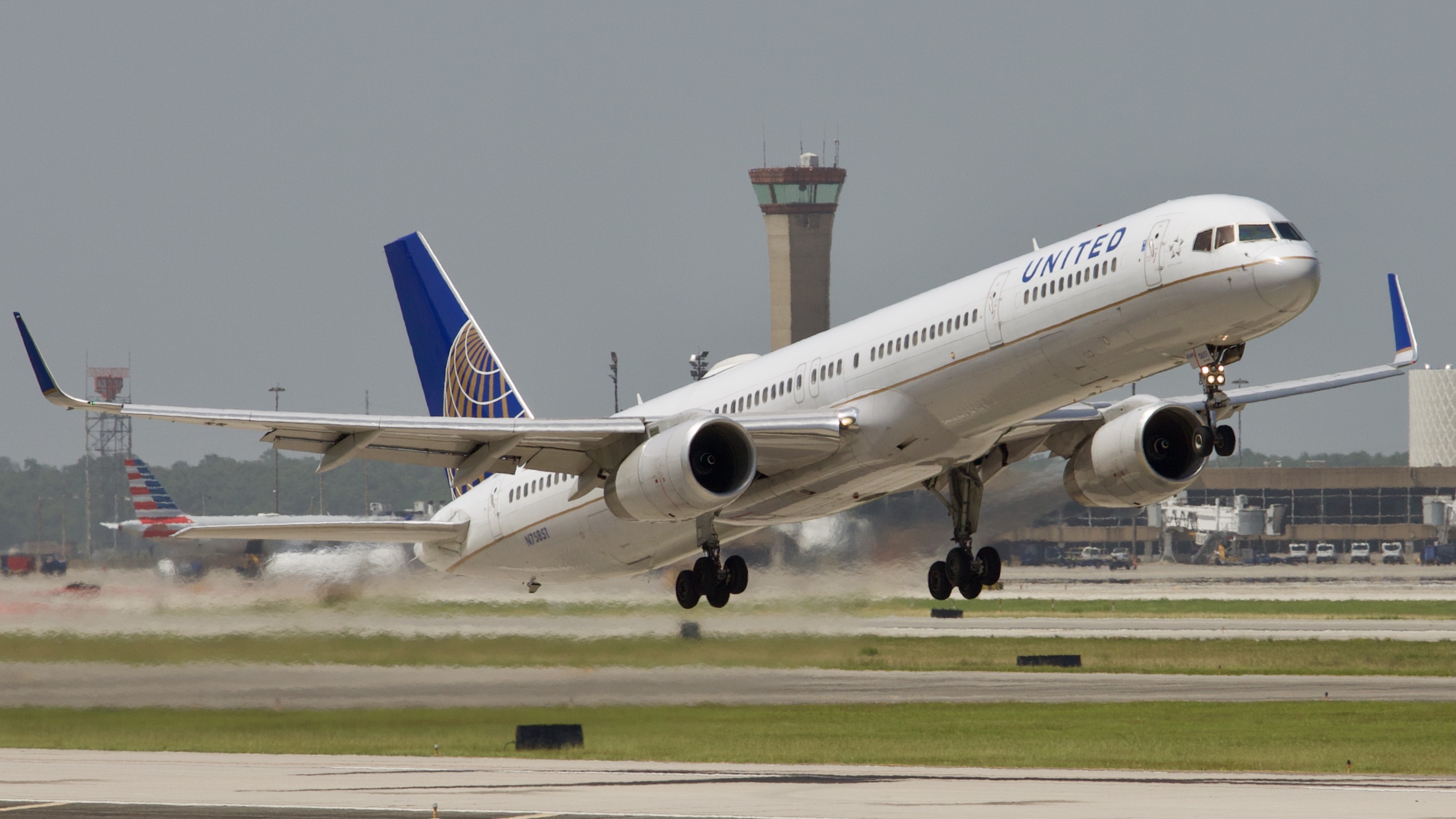 Full size: United Airlines Boeing 757-300 N75851 at Houston-George Bush Intercontinental Airport