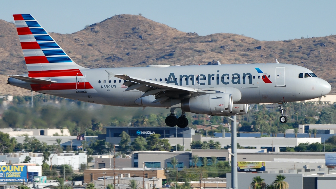 Full size: American Airlines Airbus A319 N830AW at Phoenix Sky Harbor International Airport