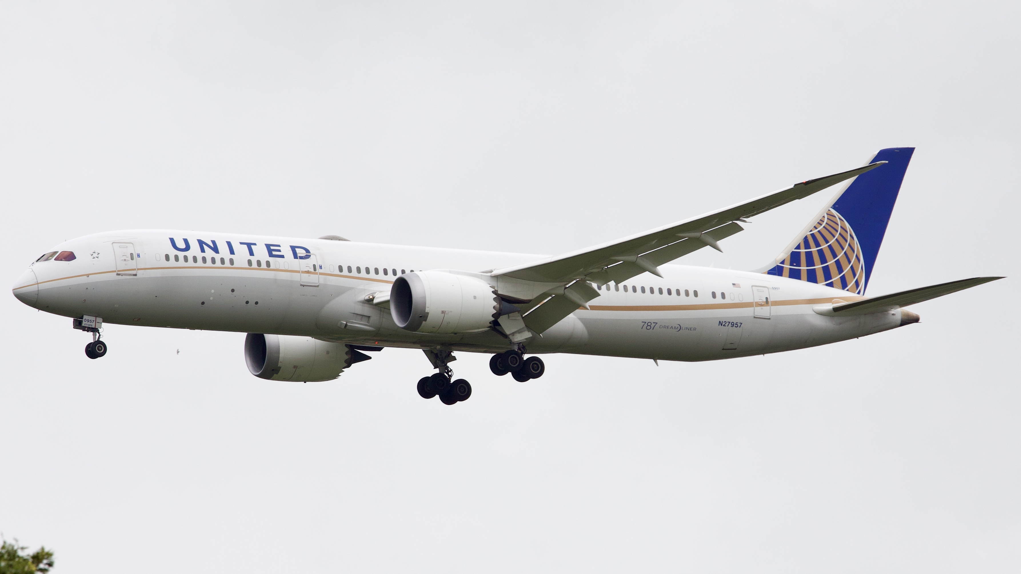 Full size: United Airlines Boeing 787-9 N27957 at Houston-George Bush Intercontinental Airport