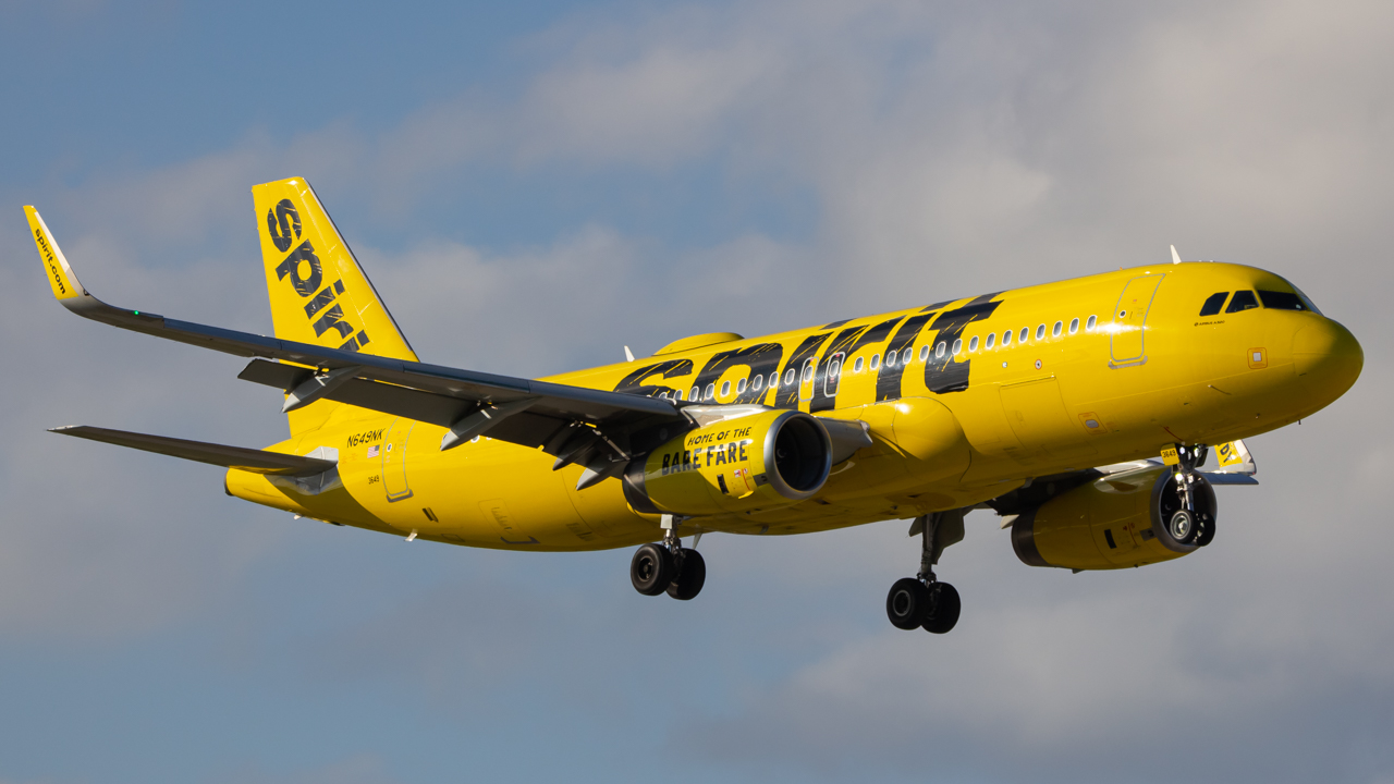 Full size: Spirit Airlines Airbus A321-200 N659NK at Miami International Airport