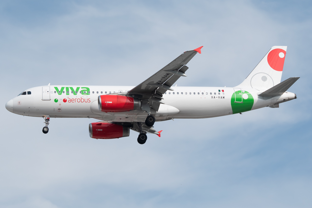 Full size: VivaAerobus Airbus A320 XA-VAM at Mexico City International Airport