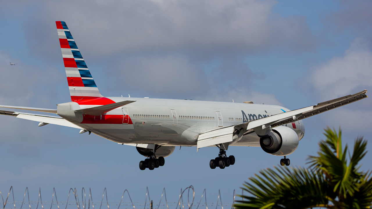 Full size: American Airlines Boeing 777-300ER N722AN at Miami International Airport
