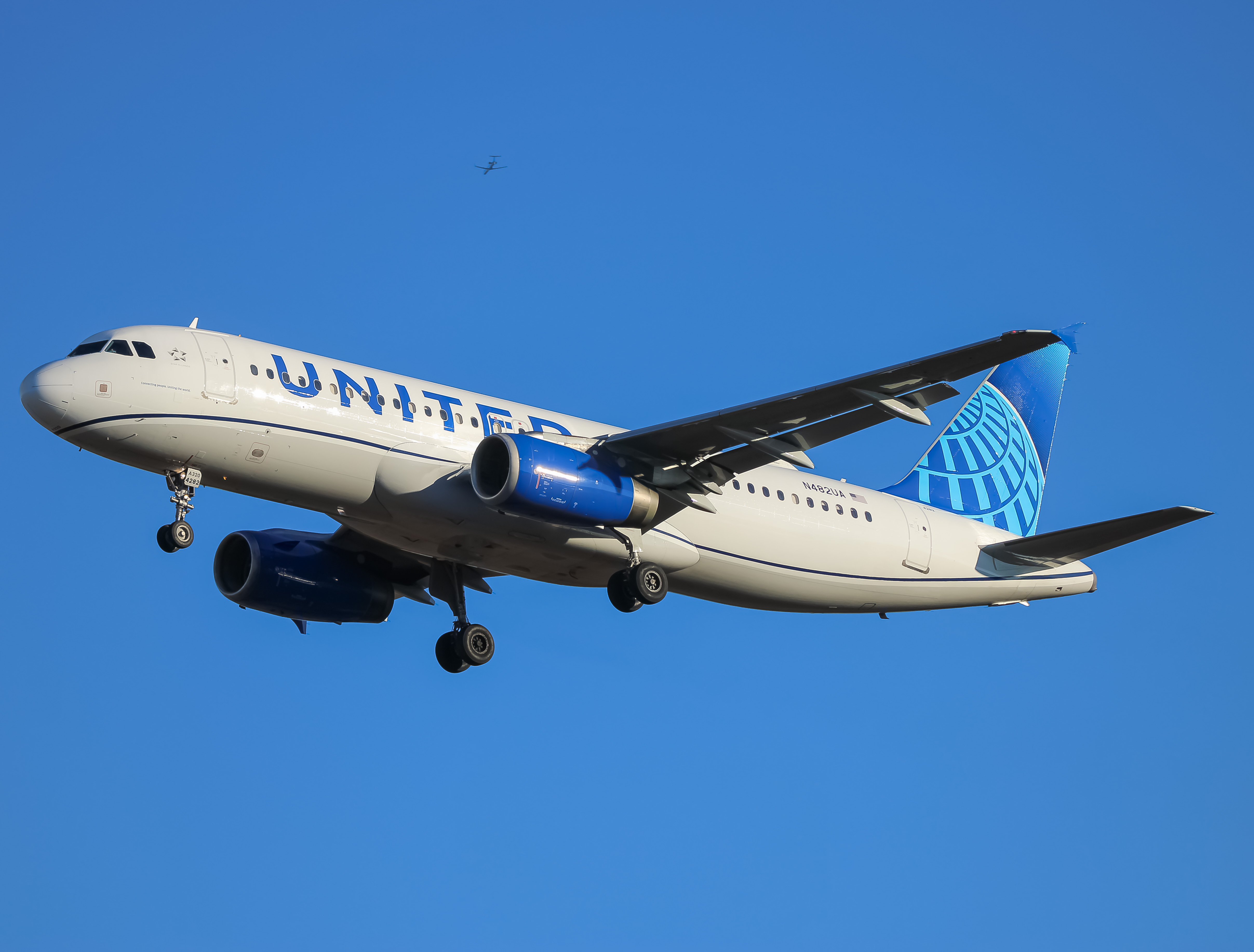 Full size: United Airlines Airbus A320 N482UA at Washington Dulles International Airport