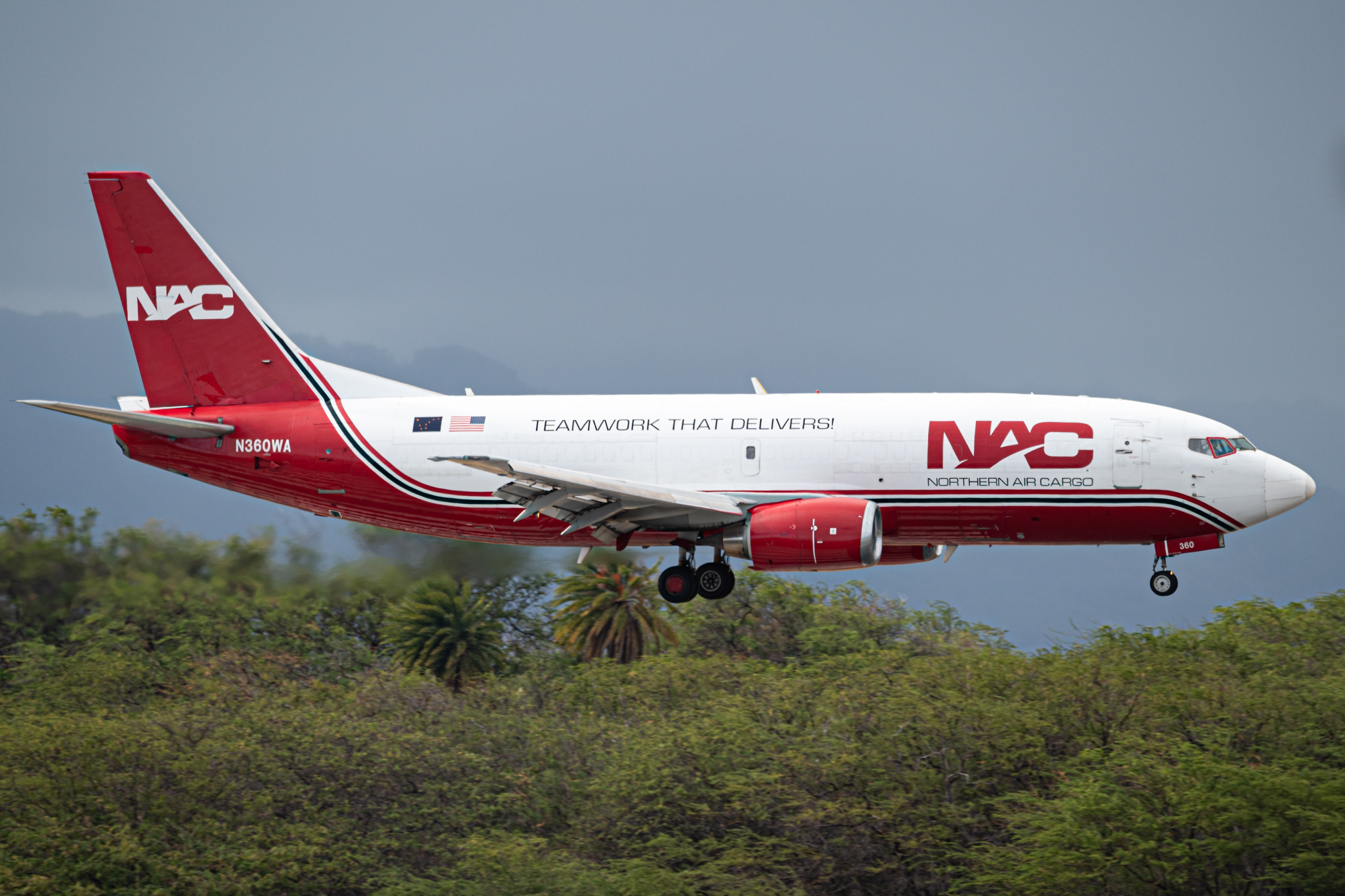 Full size: Northern Air Cargo Boeing 737-300 N360WA at Daniel K Inouye International Airport