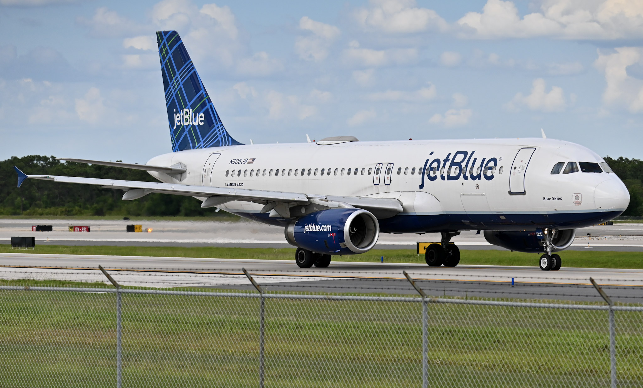 Full size: JetBlue Airways Airbus A320 N505JB at Orlando International Airport