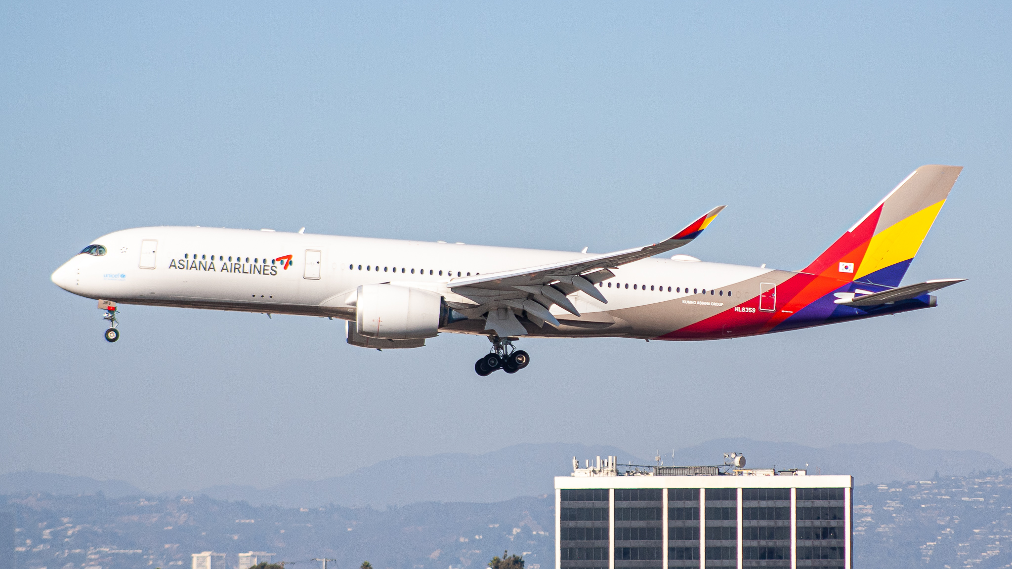 Full size: Asiana Airlines Airbus A350-900 HL8359 at Los Angeles International Airport
