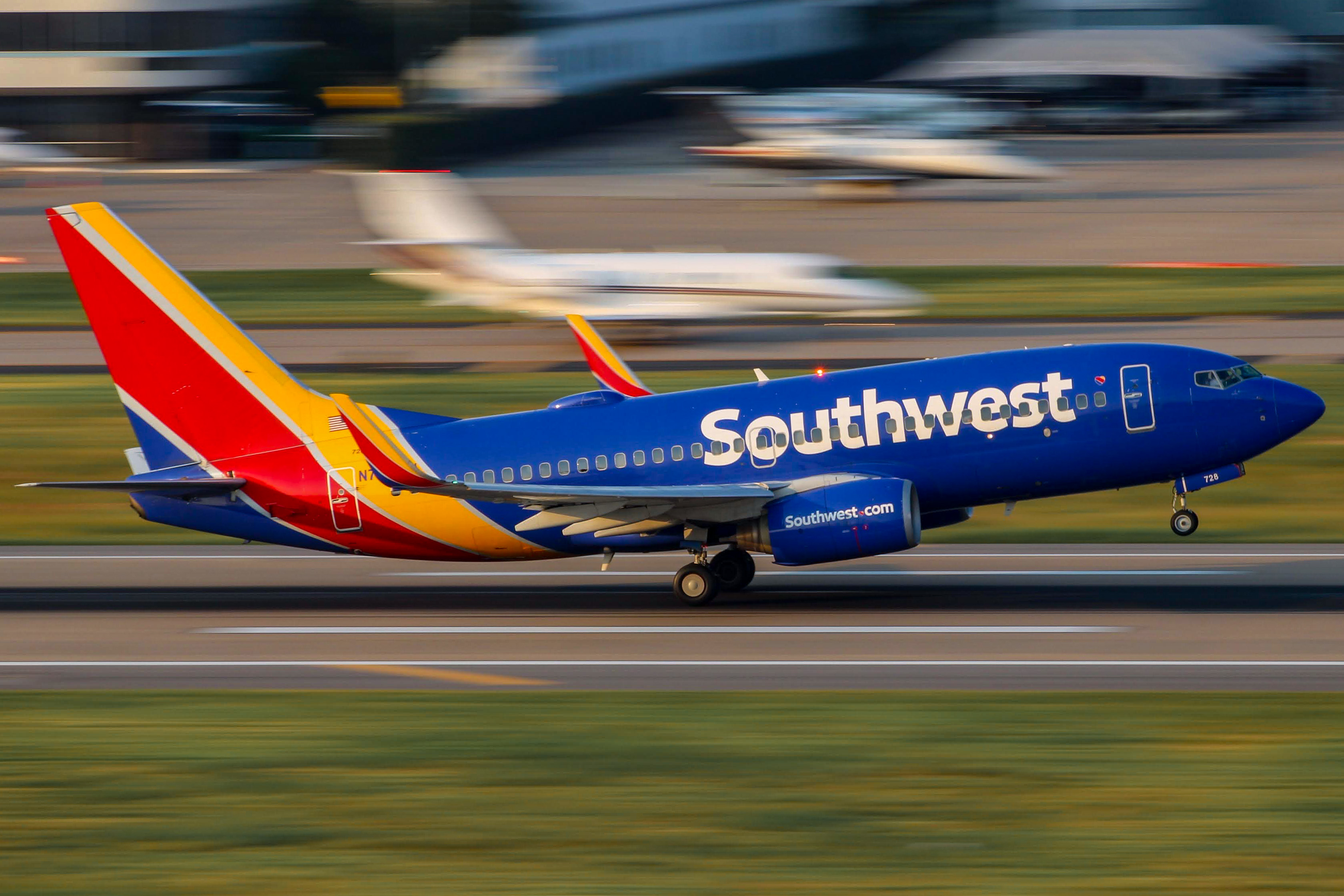 Full size: Southwest Airlines Boeing 737-700 N728SW at Dallas Love Field Airport