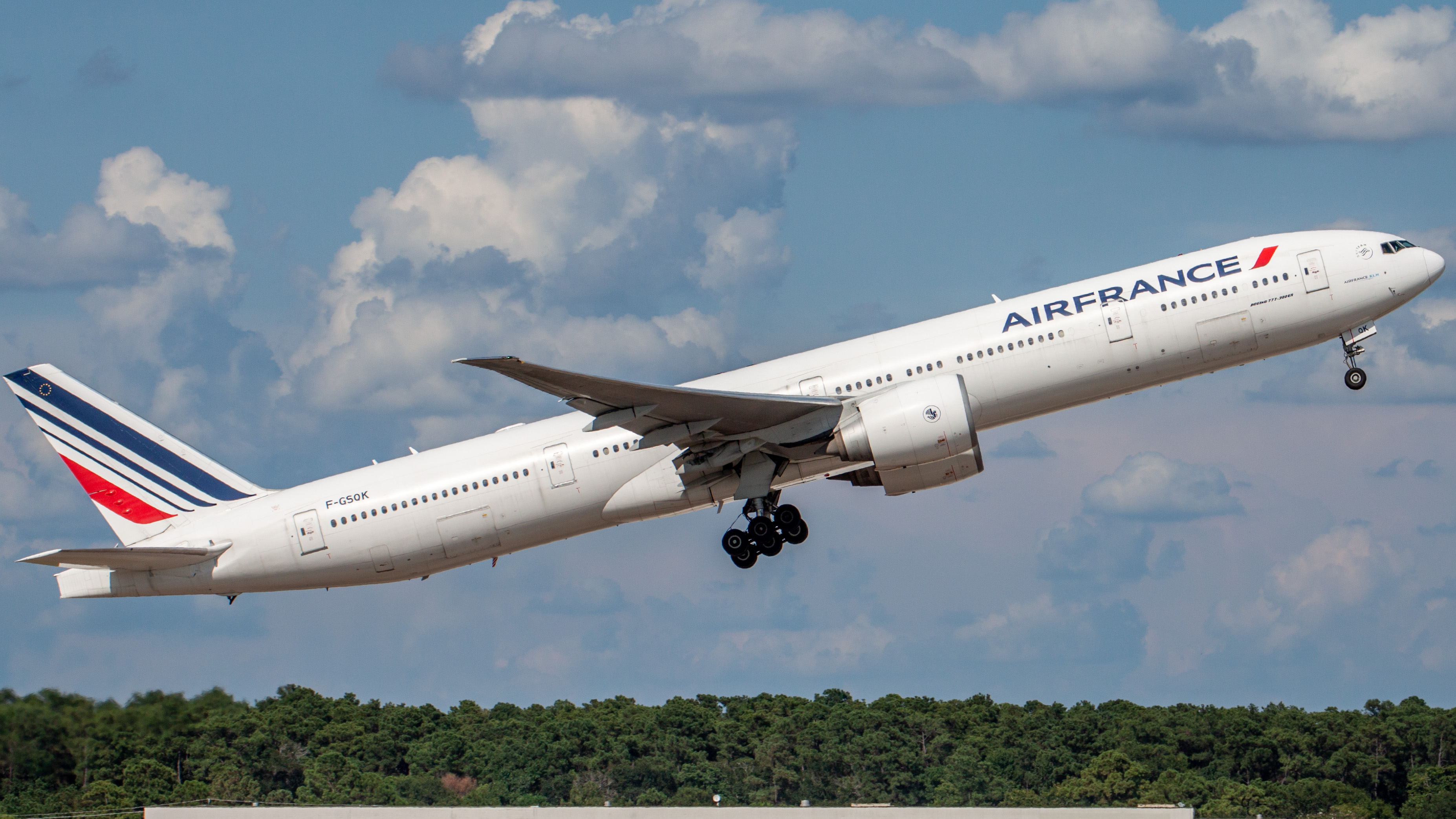 Full size: Air France Boeing 777-300ER F-GSQK at Houston-George Bush Intercontinental Airport