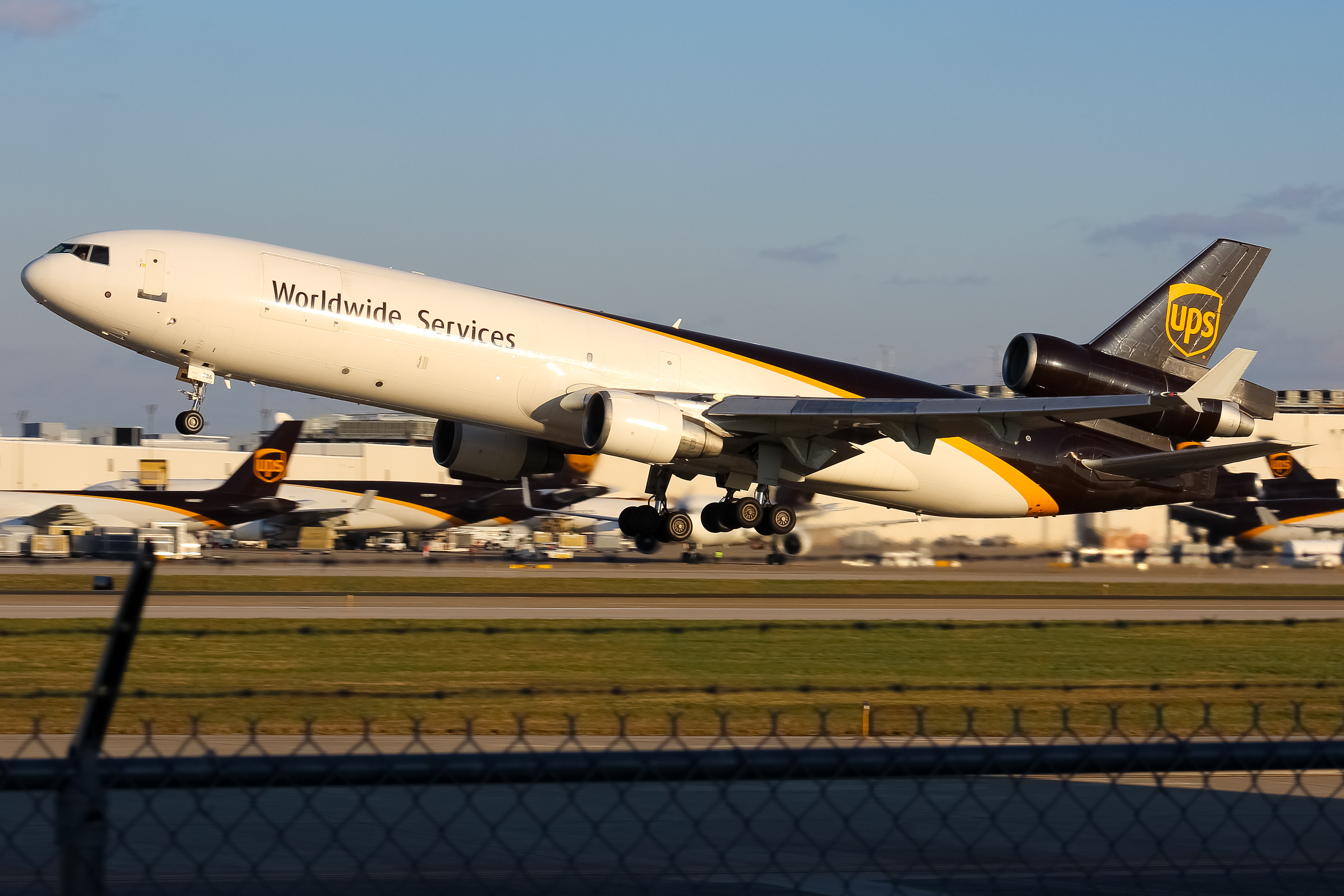 Full size: United Parcel Service McDonnell Douglas MD-11F N286UP at Louisville Muhammad Ali International Airport