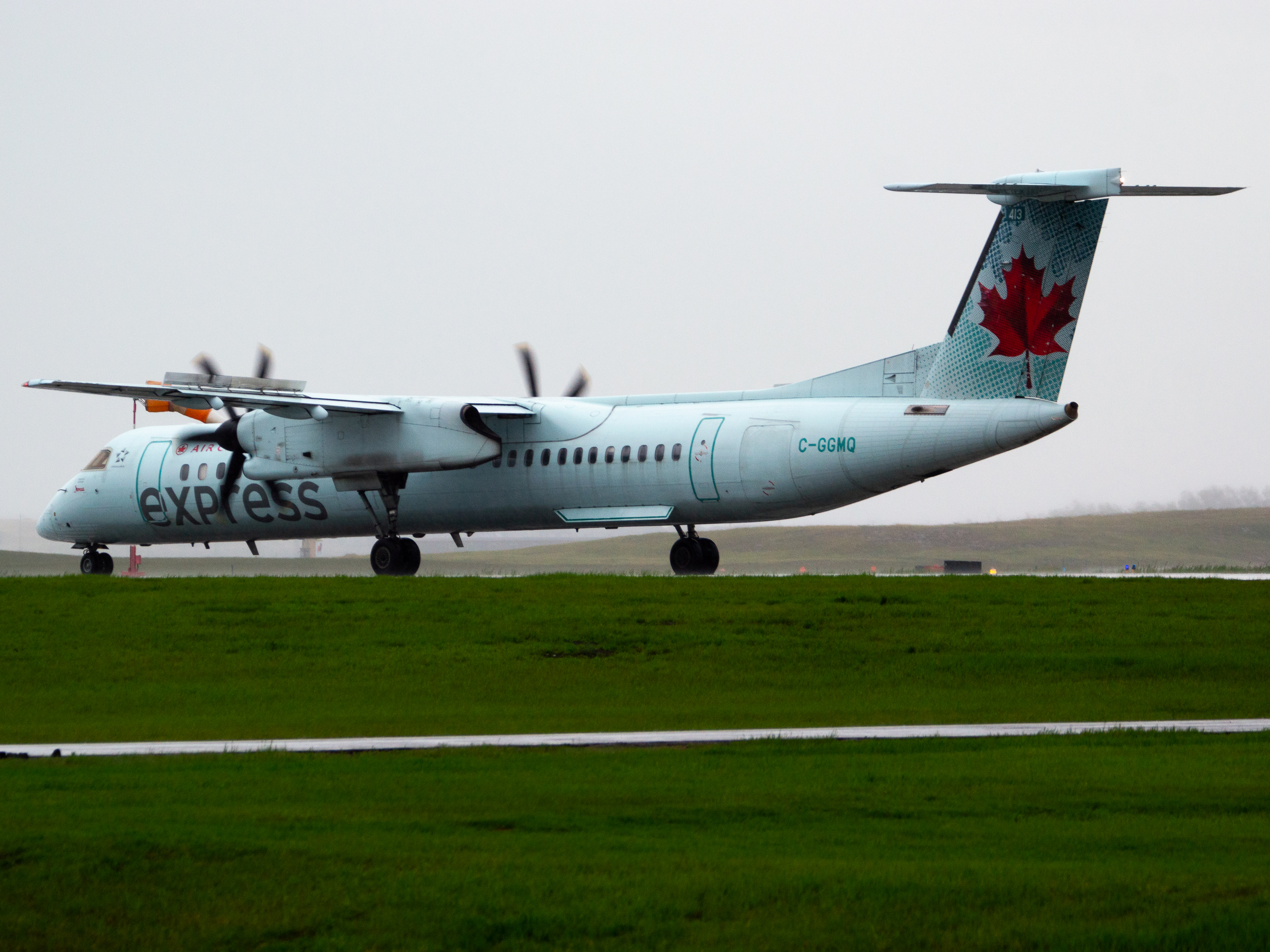 Full size: Air Canada Express De Havilland Dash-8 q400 C-GGMQ at Calgary International Airport