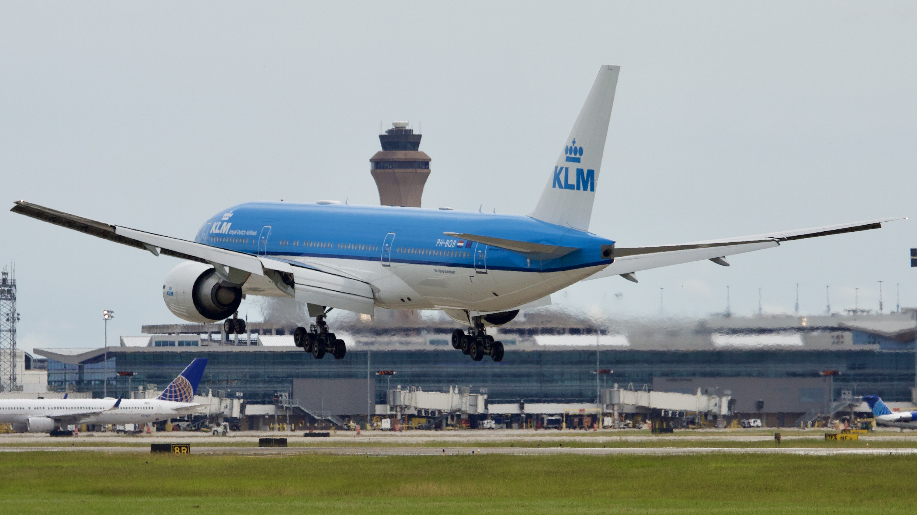 Full size: KLM Boeing 777-200ER PH-BQB at Houston-George Bush Intercontinental Airport