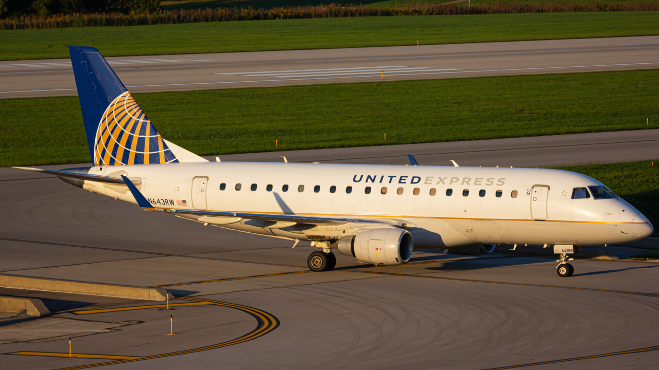 Full size: United Express Embraer E170 N643RW at John Glenn Columbus International Airport