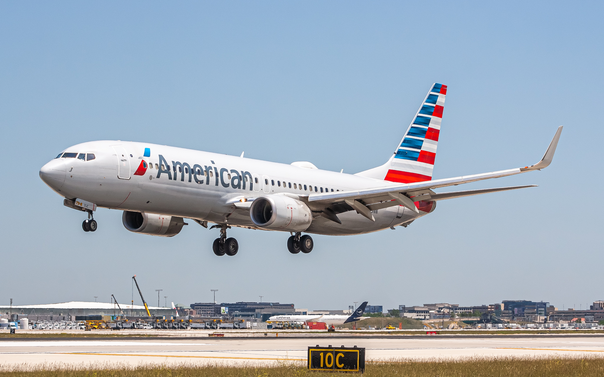 Full size: American Airlines Boeing 737-800 N893NN at Chicago O'Hare International Airport