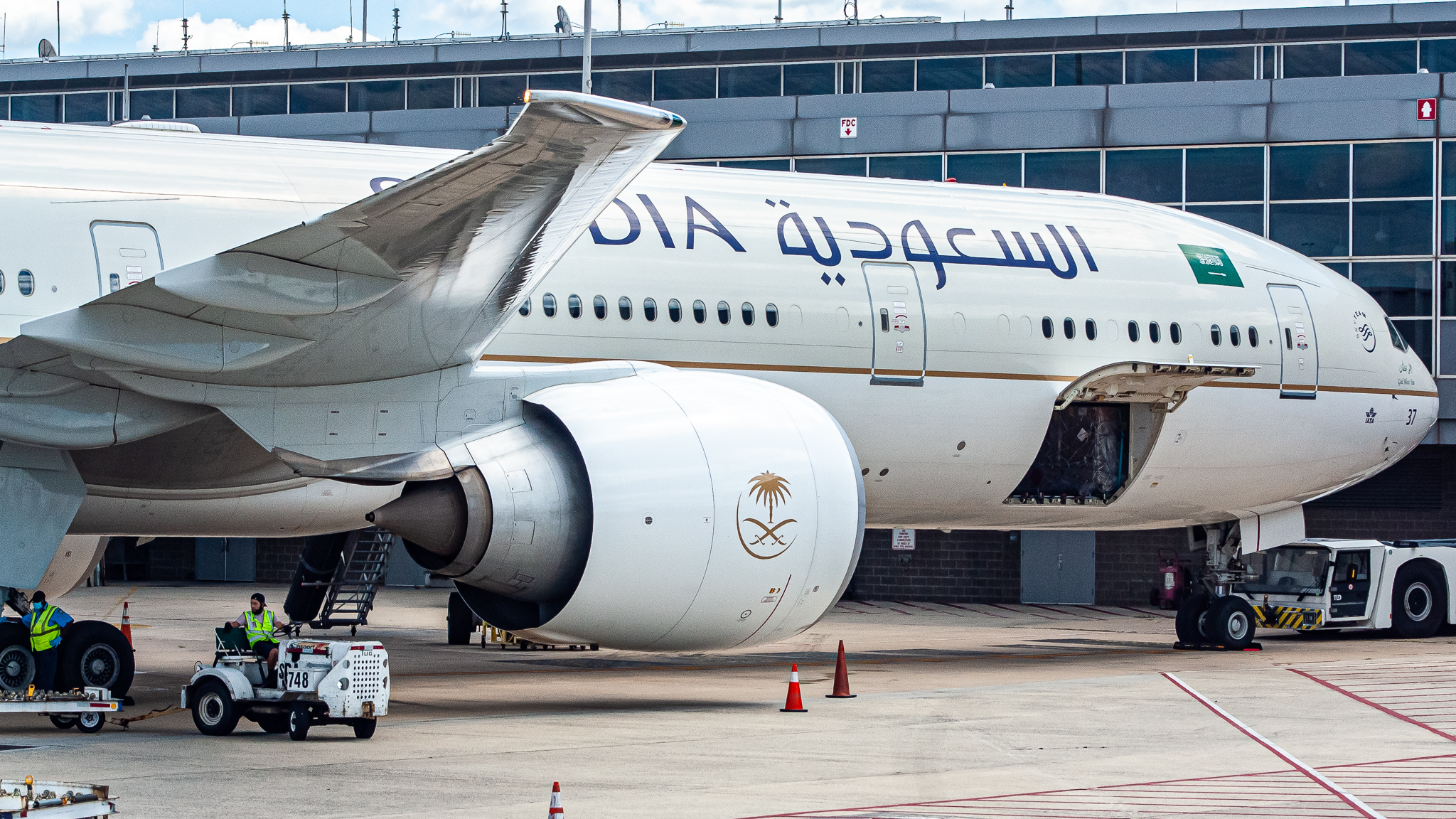 Full size: Saudia Boeing 777-300ER HZ-AK37 at San Francisco International Airport