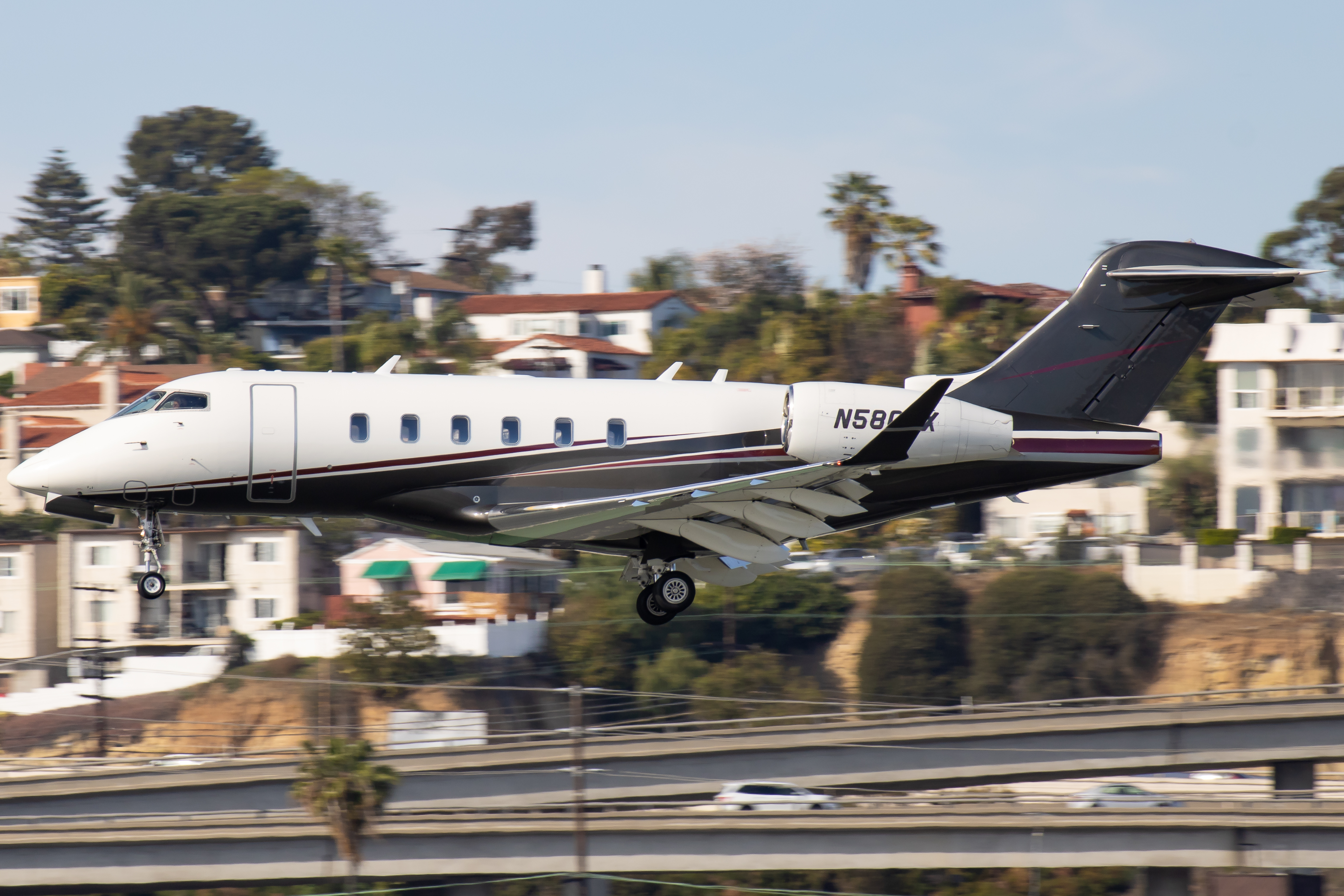 Full size: FlexJet Bombardier Challenger 350 N580FX at San Diego International Airport