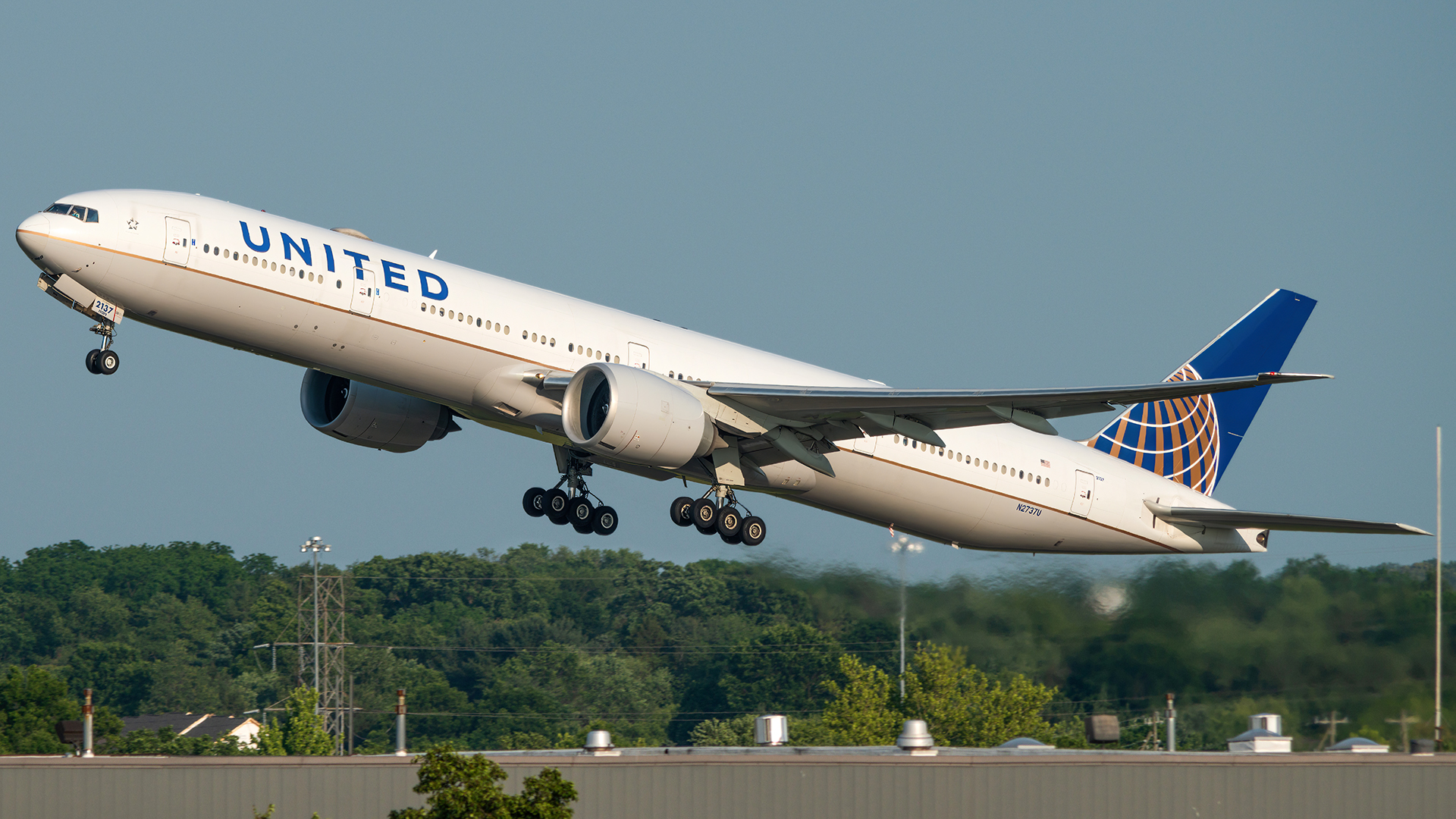 Full size: United Airlines Boeing 777-300ER N2737U at Washington Dulles International Airport