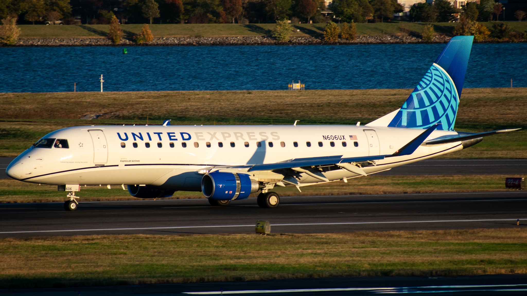 Full size: United Express Embraer E175 N606UX at Ronald Reagan National Airport