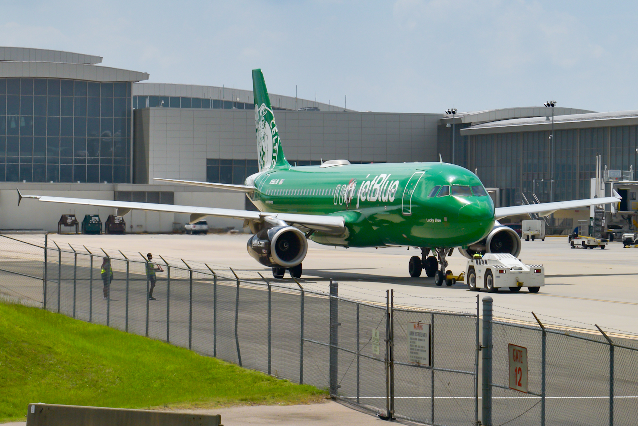 Full size: JetBlue Airways Airbus A320 N595JB at Raleigh-Durham International Airport