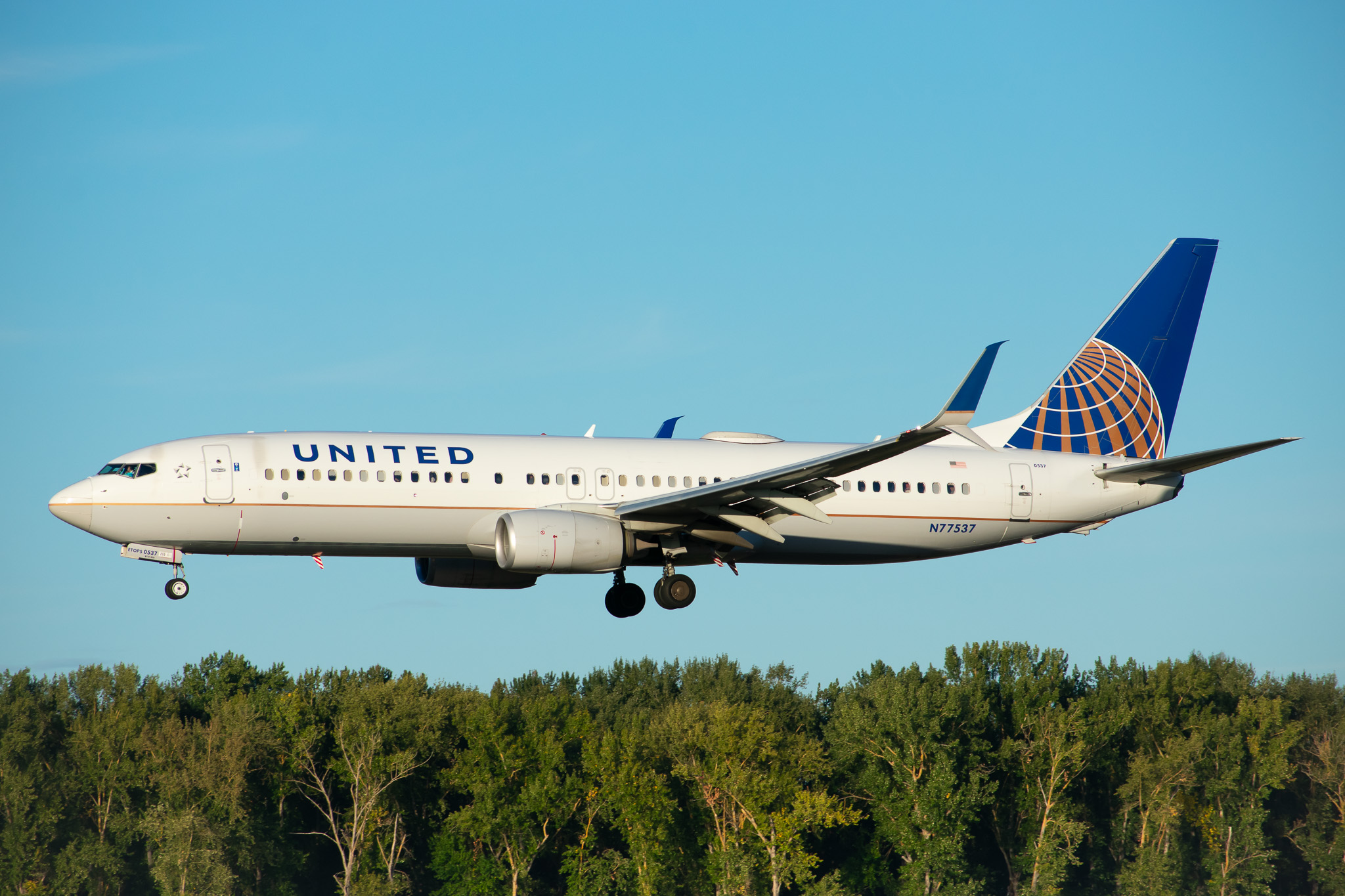 Full size: United Airlines Boeing 737-800 N77537 at Portland International Airport