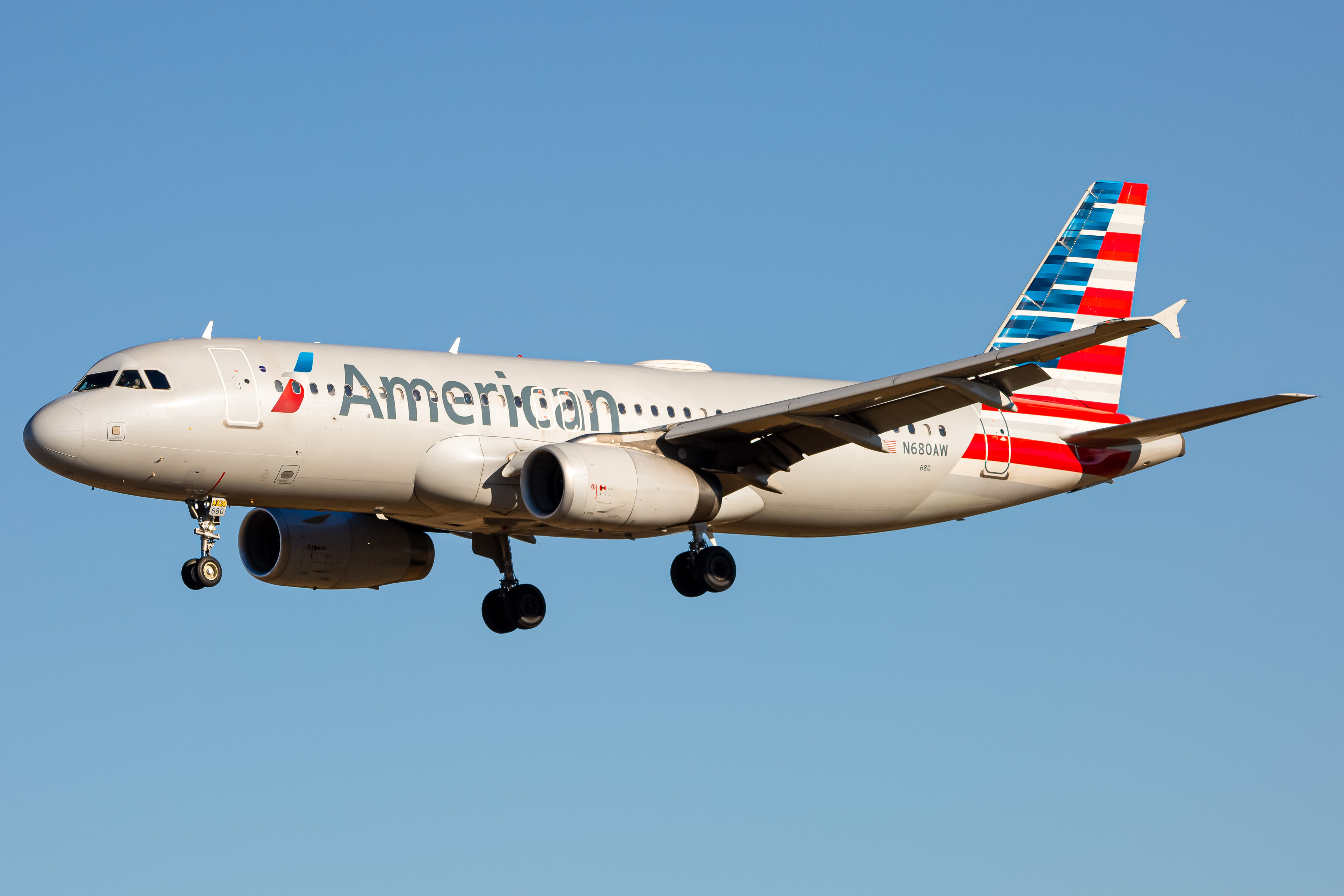 Full size: American Airlines Airbus A320 N680AW at Baltimore/Washington International Thurgood Marshall Airport