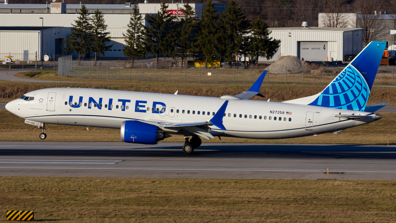 Full size: United Airlines Boeing 737 MAX 8 N27258 at John Glenn Columbus International Airport