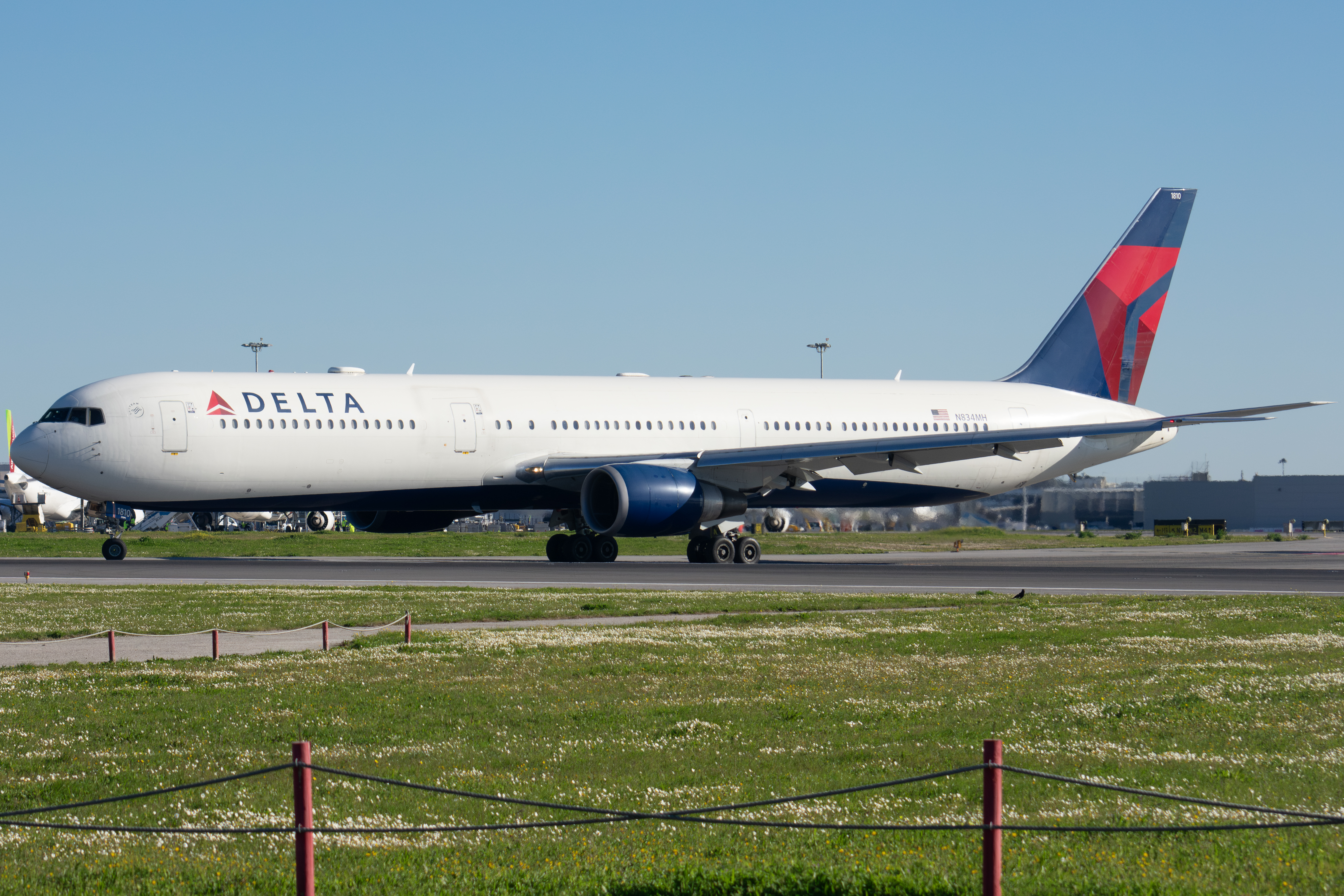 Full size: Delta Airlines Boeing 767-400ER N834MH at Lisbon Humberto Delgado Airport