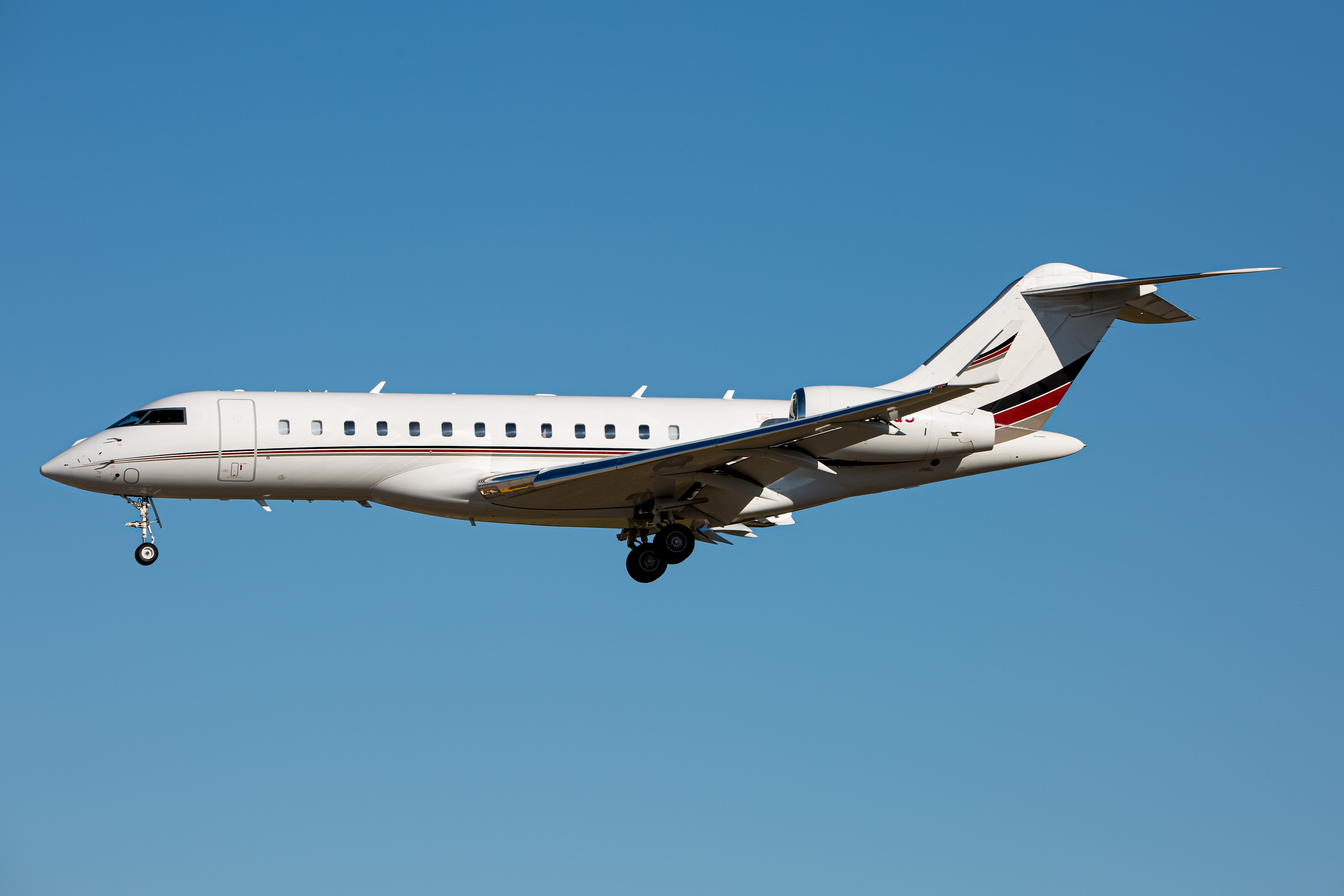 Full size: NetJets Bombardier Global 6000 N152QS at Baltimore/Washington International Thurgood Marshall Airport