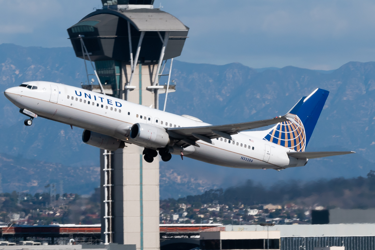 Full size: United Airlines Boeing 737-800 N33284 at Los Angeles International Airport